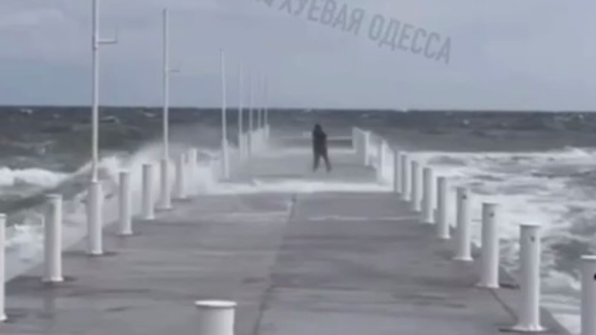 Хвилі змили дівчину з пірсу