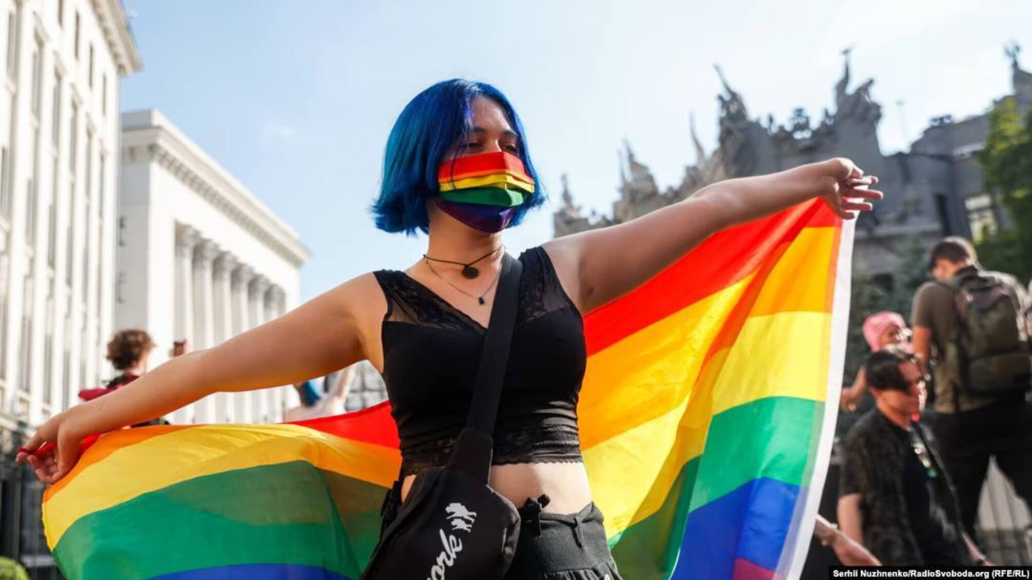 Девушка с флагом ЛГБТ