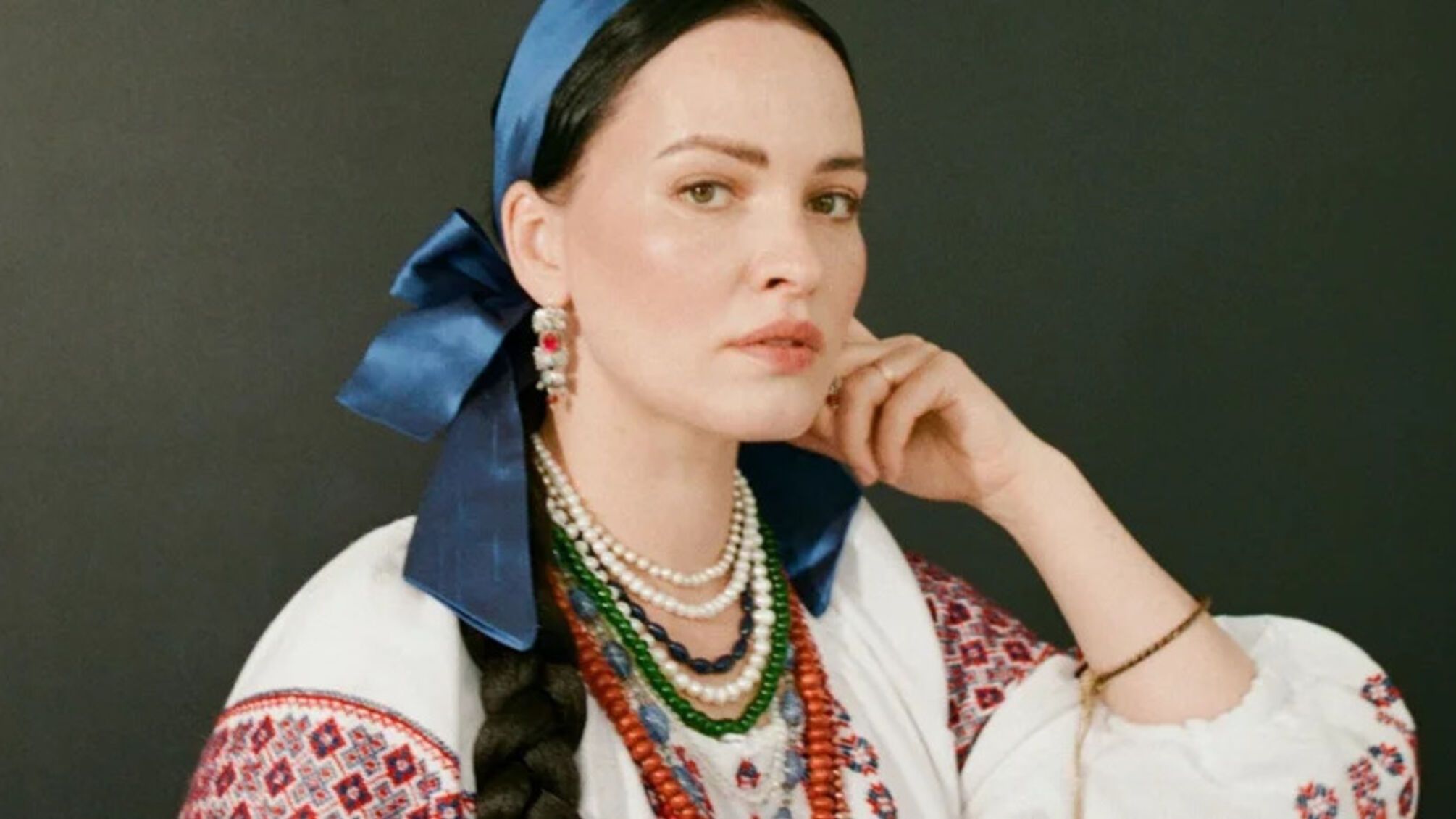 Даша Астафьева стала героиней воспроизведенной картины, похищенной россиянами из Херсонского музея