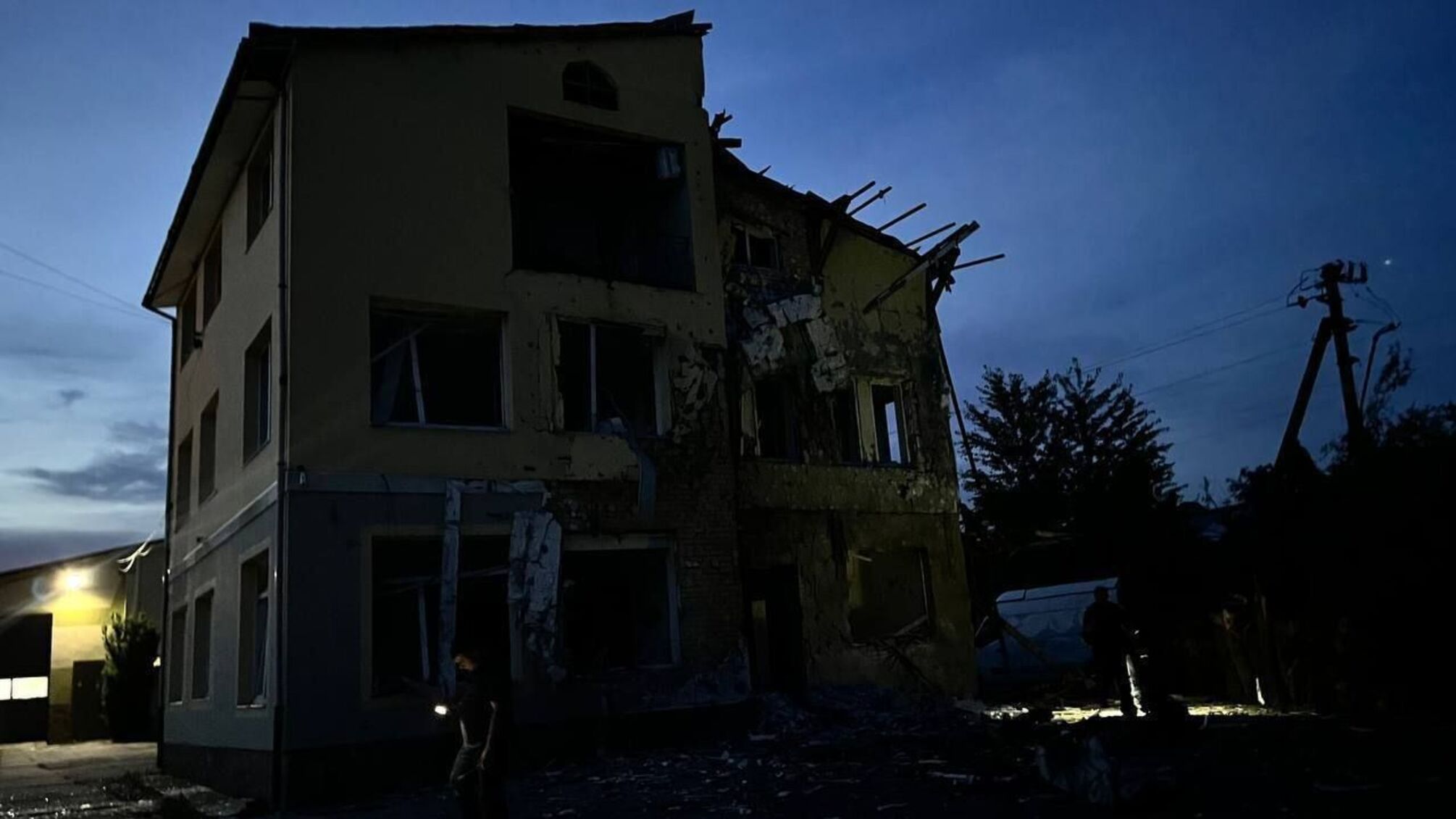 В результате атаки дронов в Малехове повреждены дома и ранен охранник