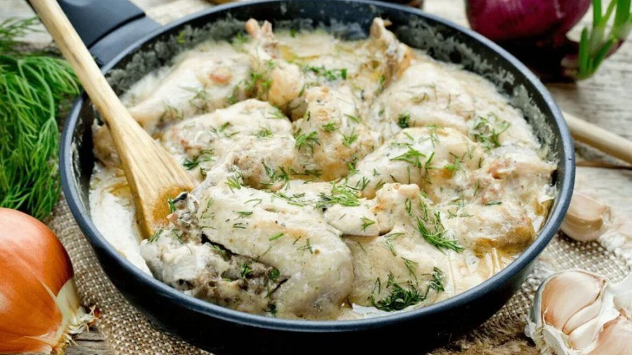 Нежная курица в сметанном соусе: Советы и рецепт от СК Лайф