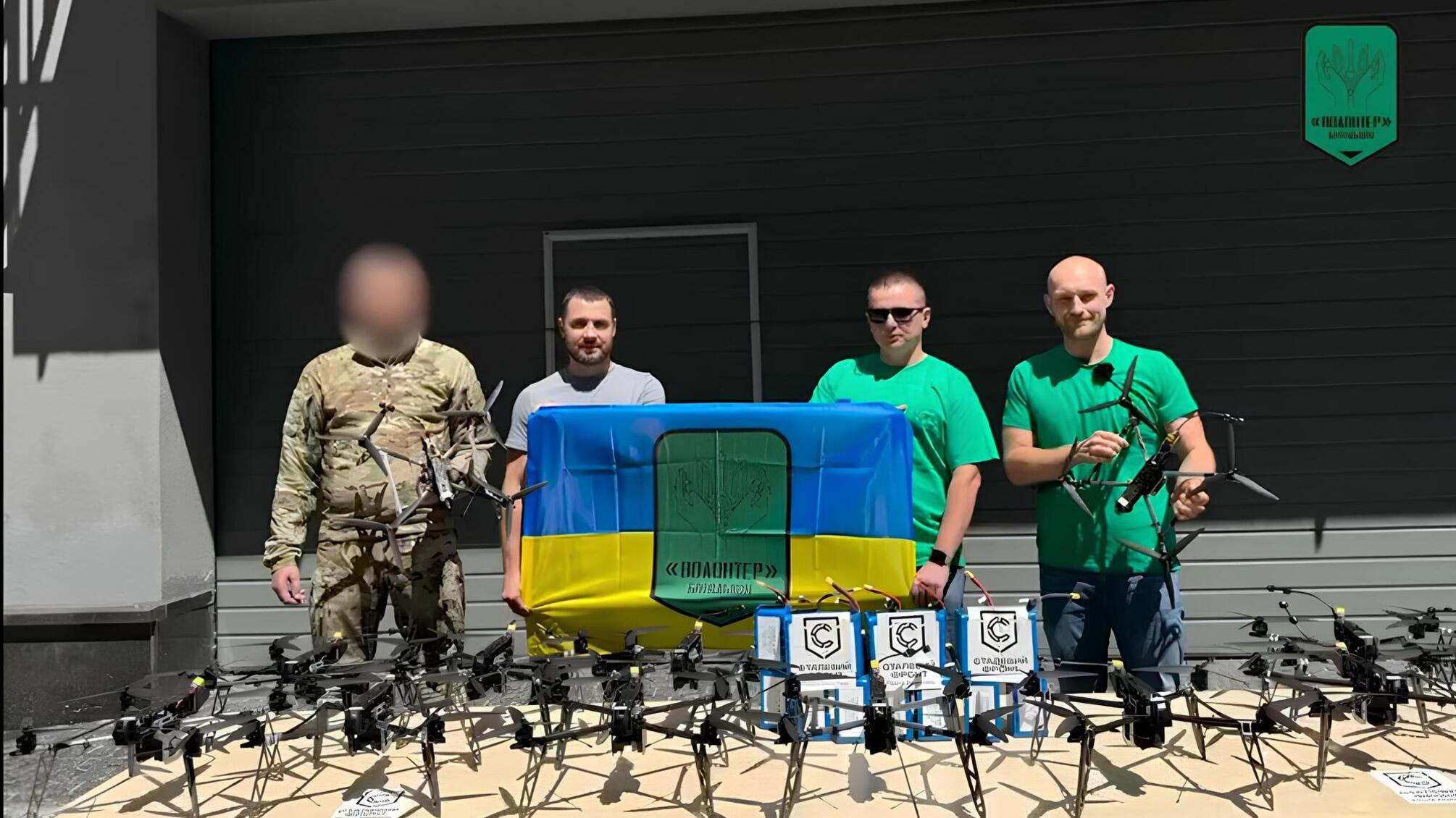 БФ 'Батальйон Волонтер' та 'Сталевий фронт' передали 20 FPV-дронів для 3-ї танкової бригади