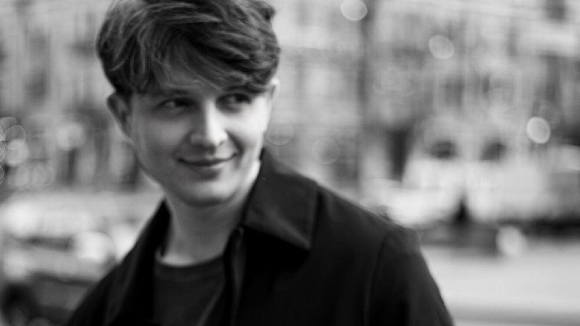 Воспоминания о беззаботных летних вечерах: блогер-миллионник SKOMOROH выпустил трек “Солнце в глазах”