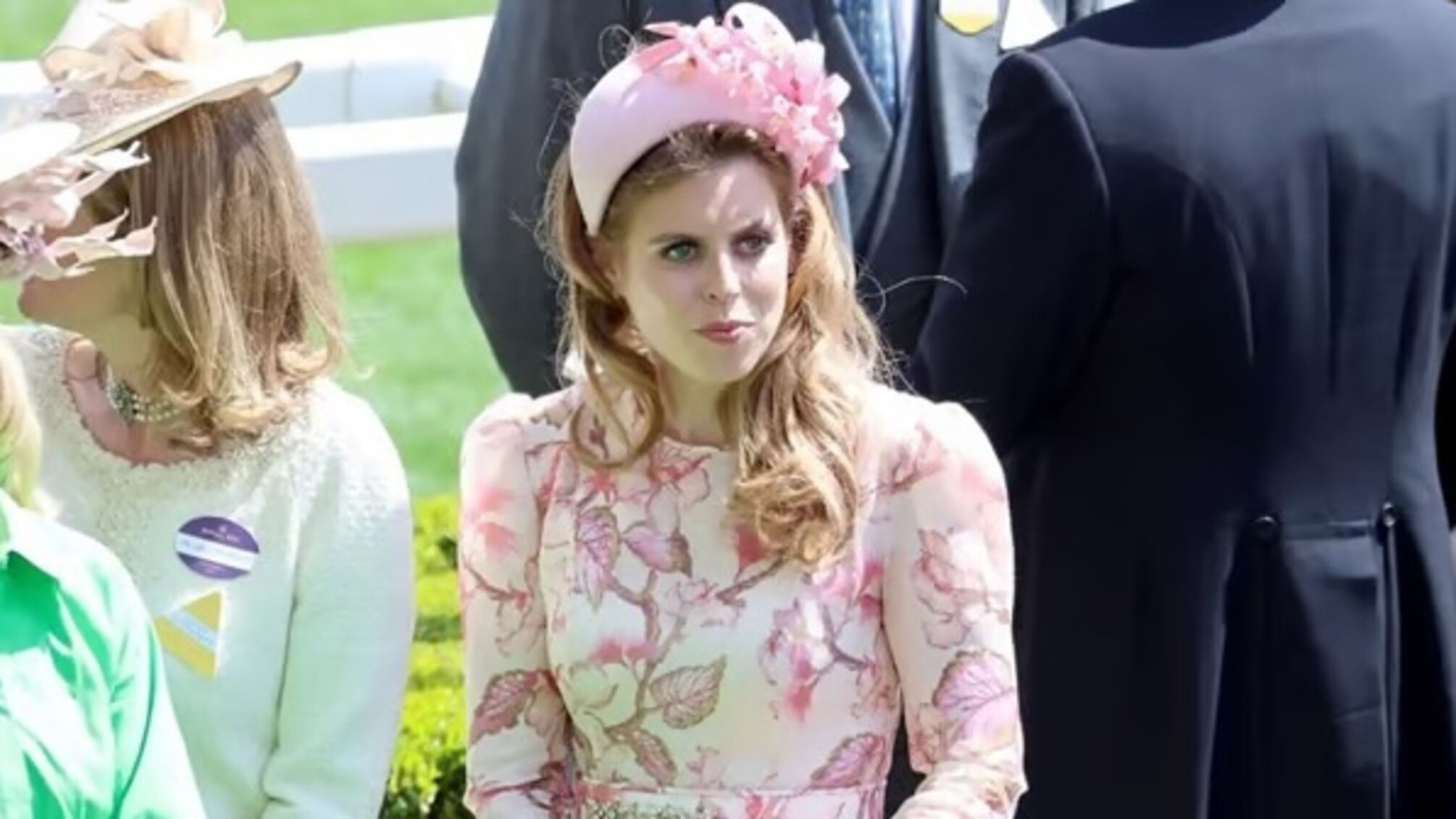 Фешн-скандал в королевской семье – герцогиня Софи и принцесса Беатрис появились в одинаковых платьях