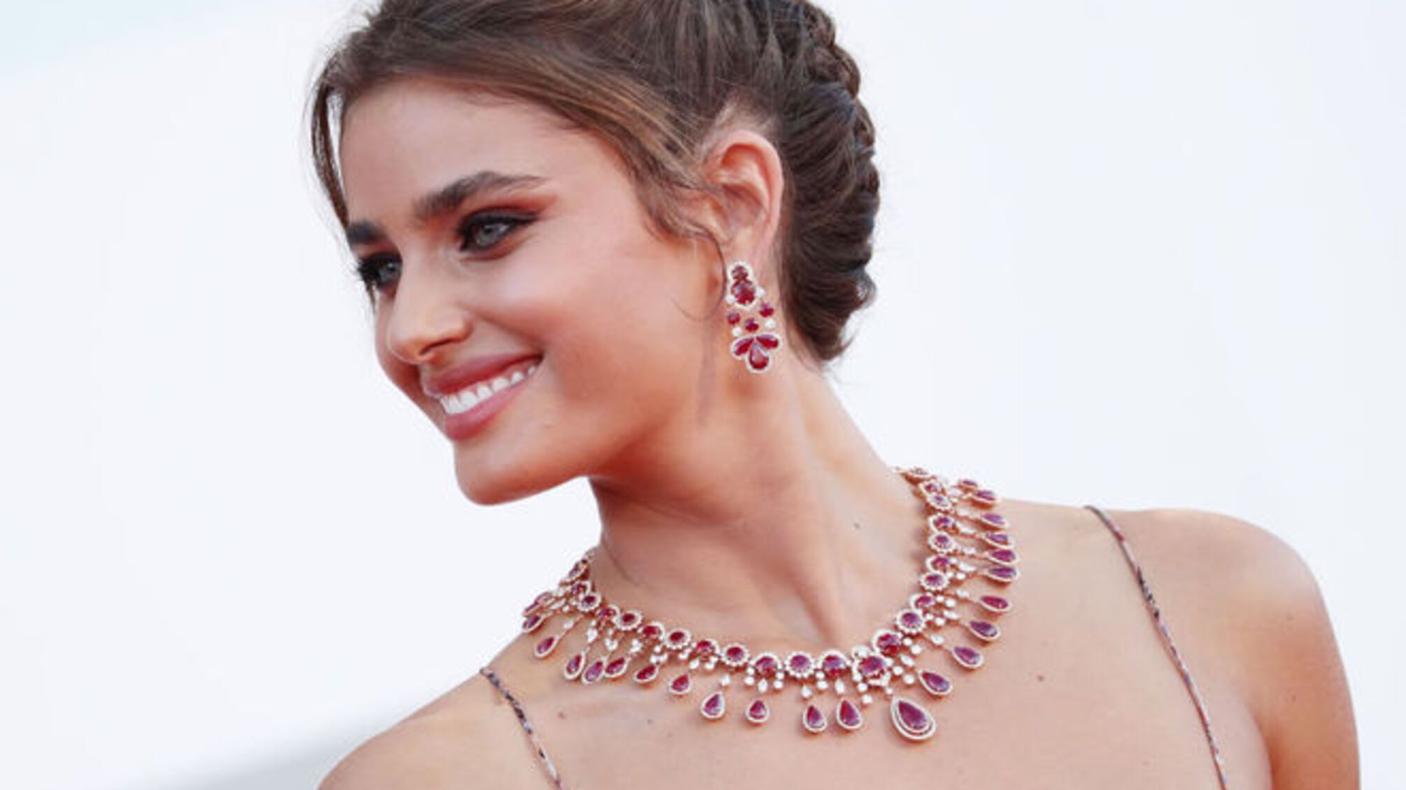 Модель Тейлор Гилл рассказала о потере беременности и эмоциональных трудностях