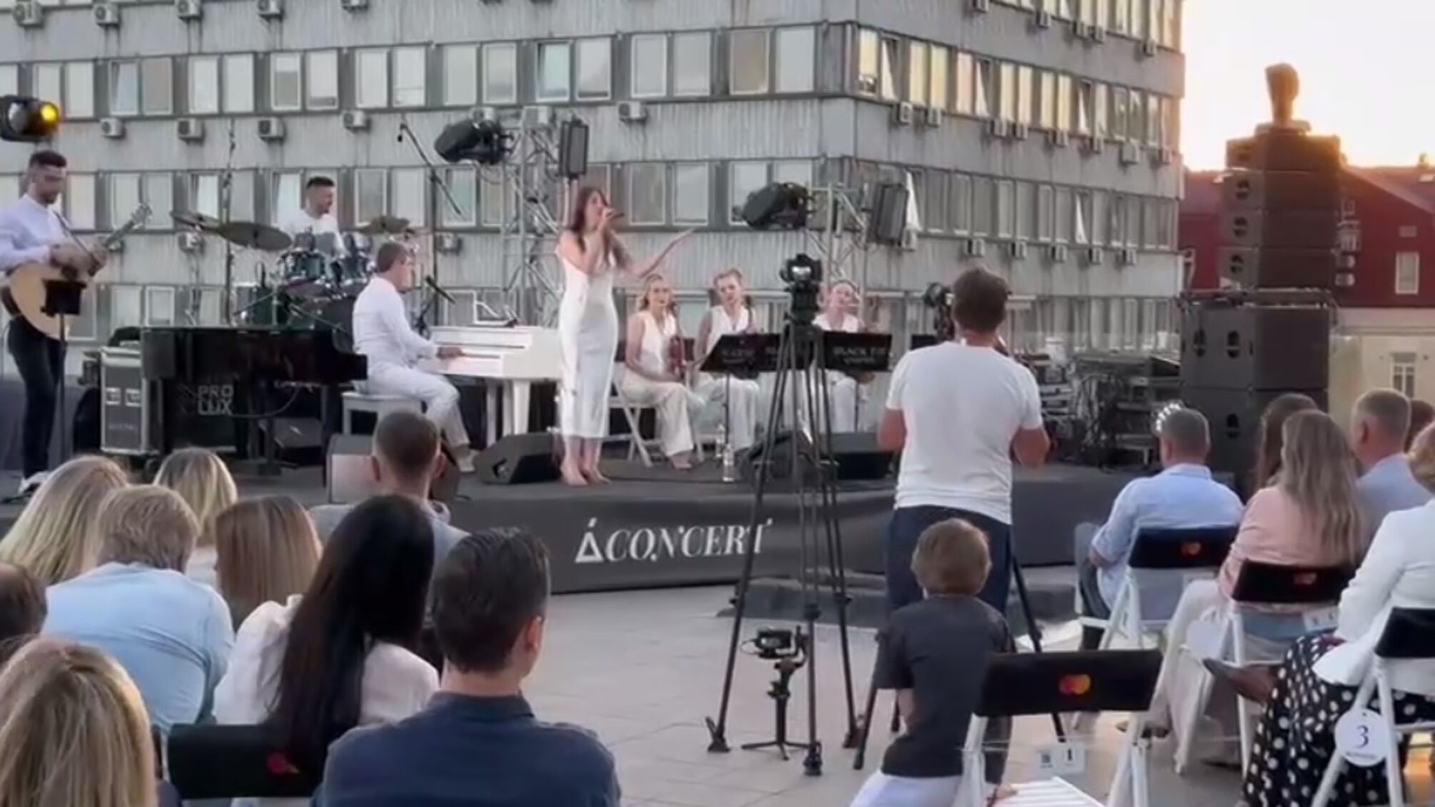 'Мелодии Земли' – для спасения жизней: Евгений Хмара дал благотворительный концерт на крыше ТРЦ Gulliver
