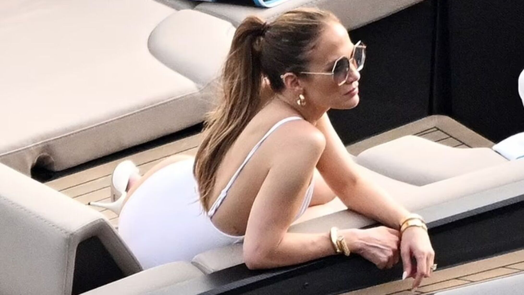 Дженніфер Лопес вразила в білому купальнику на відпочинку в Італії 