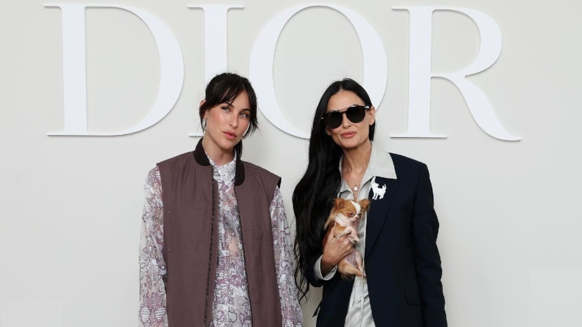 Деми Мур выгуляла свою собачку на показе Dior