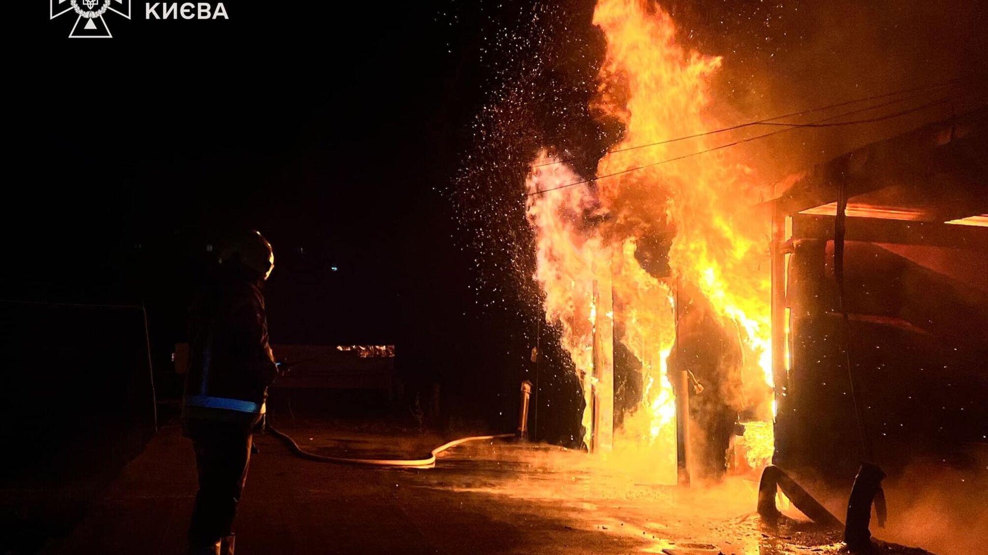 Масштабный пожар: под Киевом загорелся многоквартирный дом с магазинами