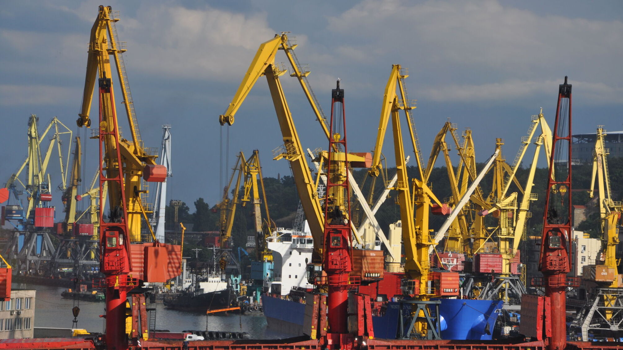 Крупнейшая контейнерная компания планеты отказалась заходить в порт Одесса из-за коррупции на таможне