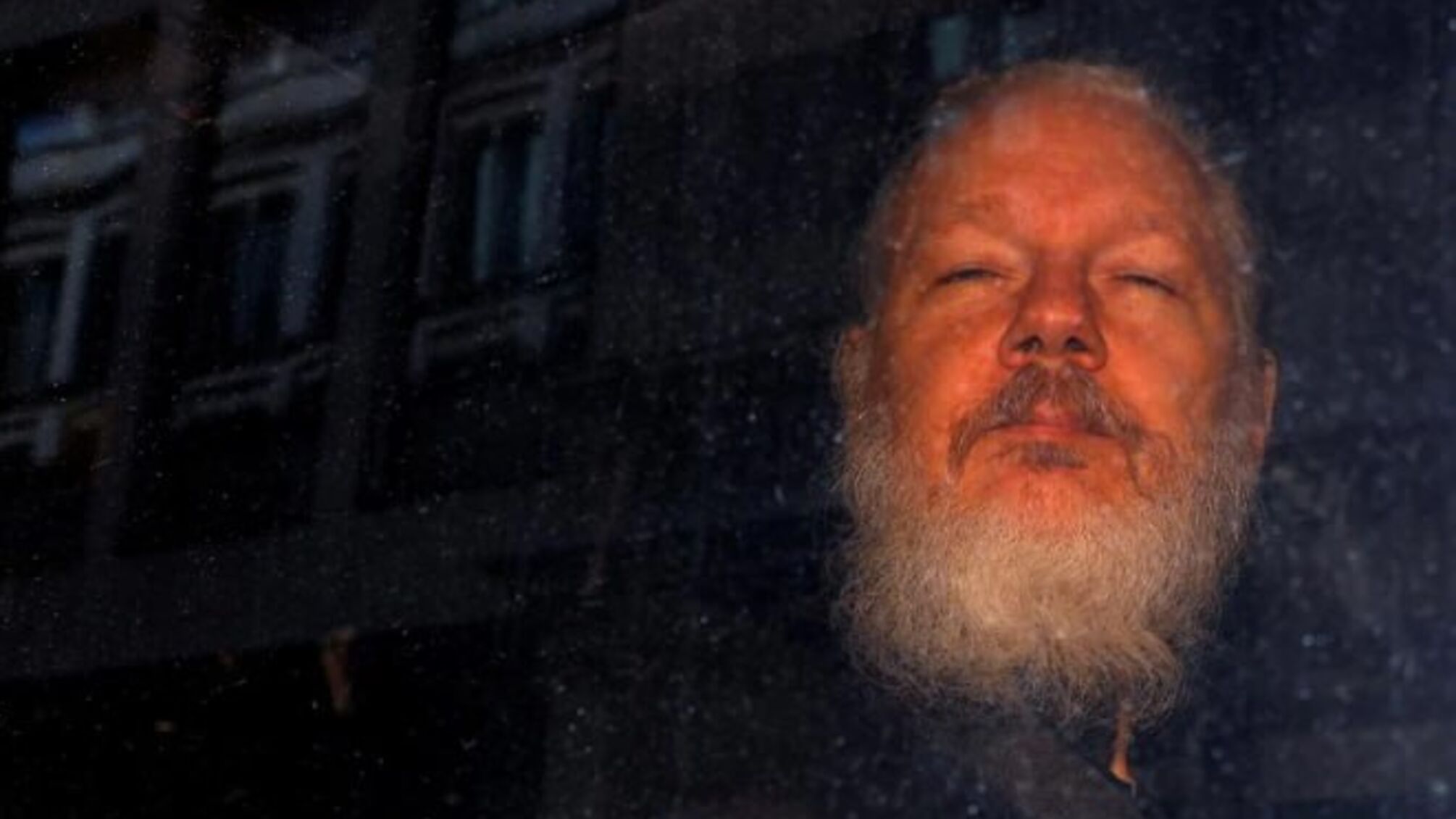 Джуліан Ассанж звільнений під заставу та залишив Великобританію