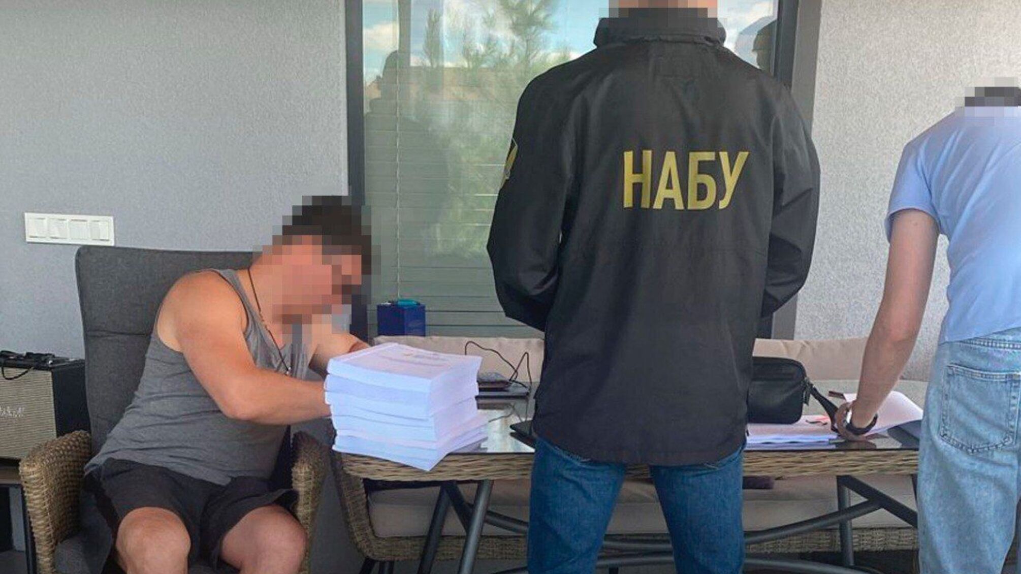 мужчина в серой майке