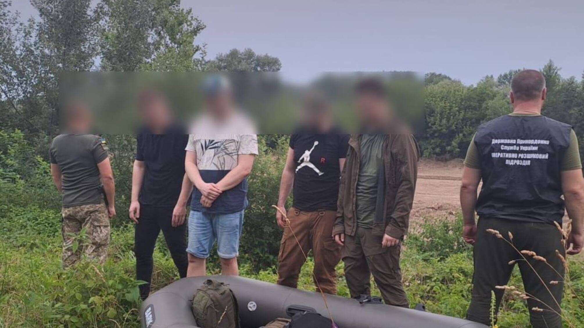 С подростками на поддержке: мужчины из Львовщины и Запорожья пытались попасть в Венгрию на резиновой лодке