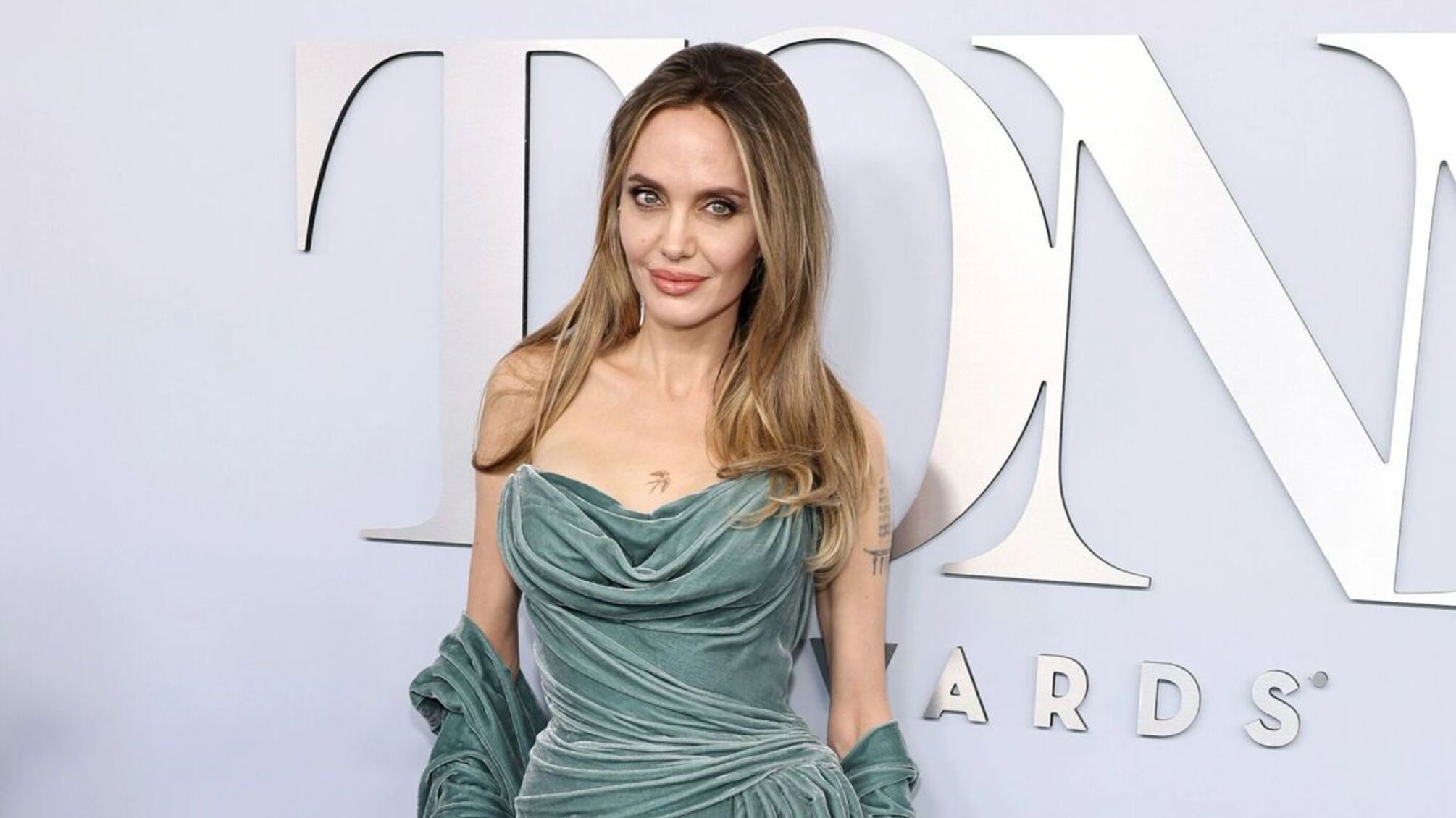 Анджелина Джоли