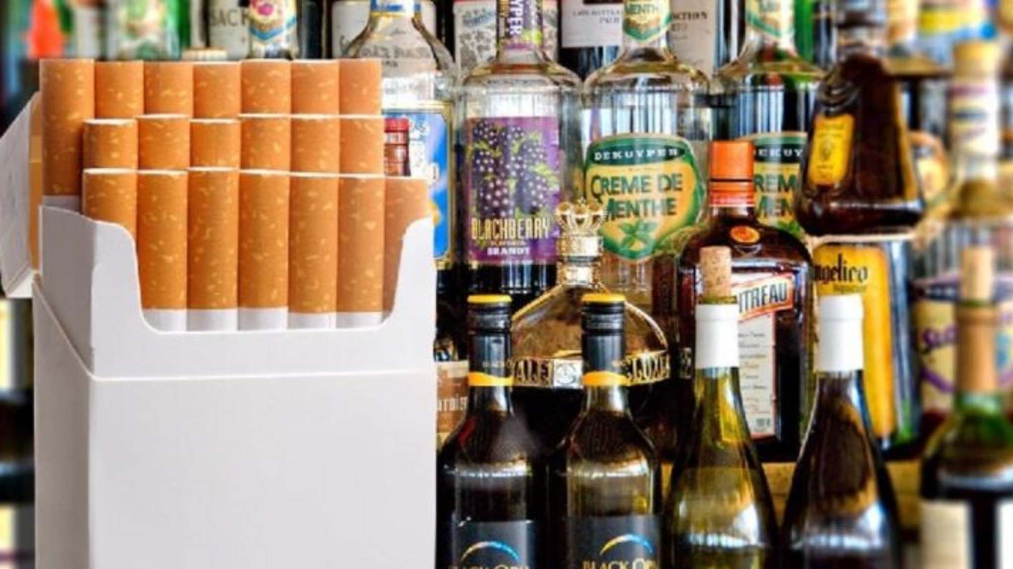 На Закарпатье мужчина производил поддельные табачные изделия и алкоголь: БЭБ изъяло продукции на 1,5 млн грн