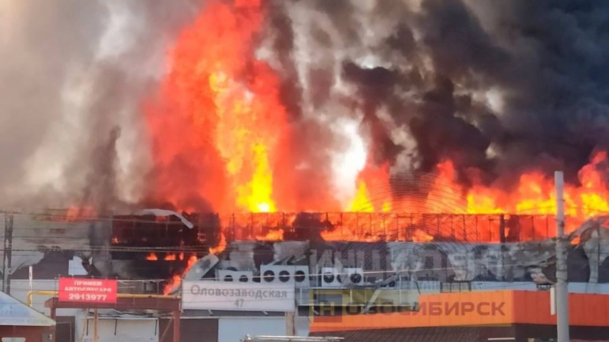 В Новосибирске масштабный пожар охватил склад на 4500 кв