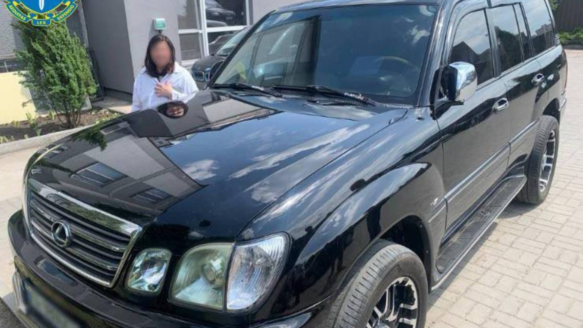 У фигурантов изъяты женские парики и очки, автомобили и средства