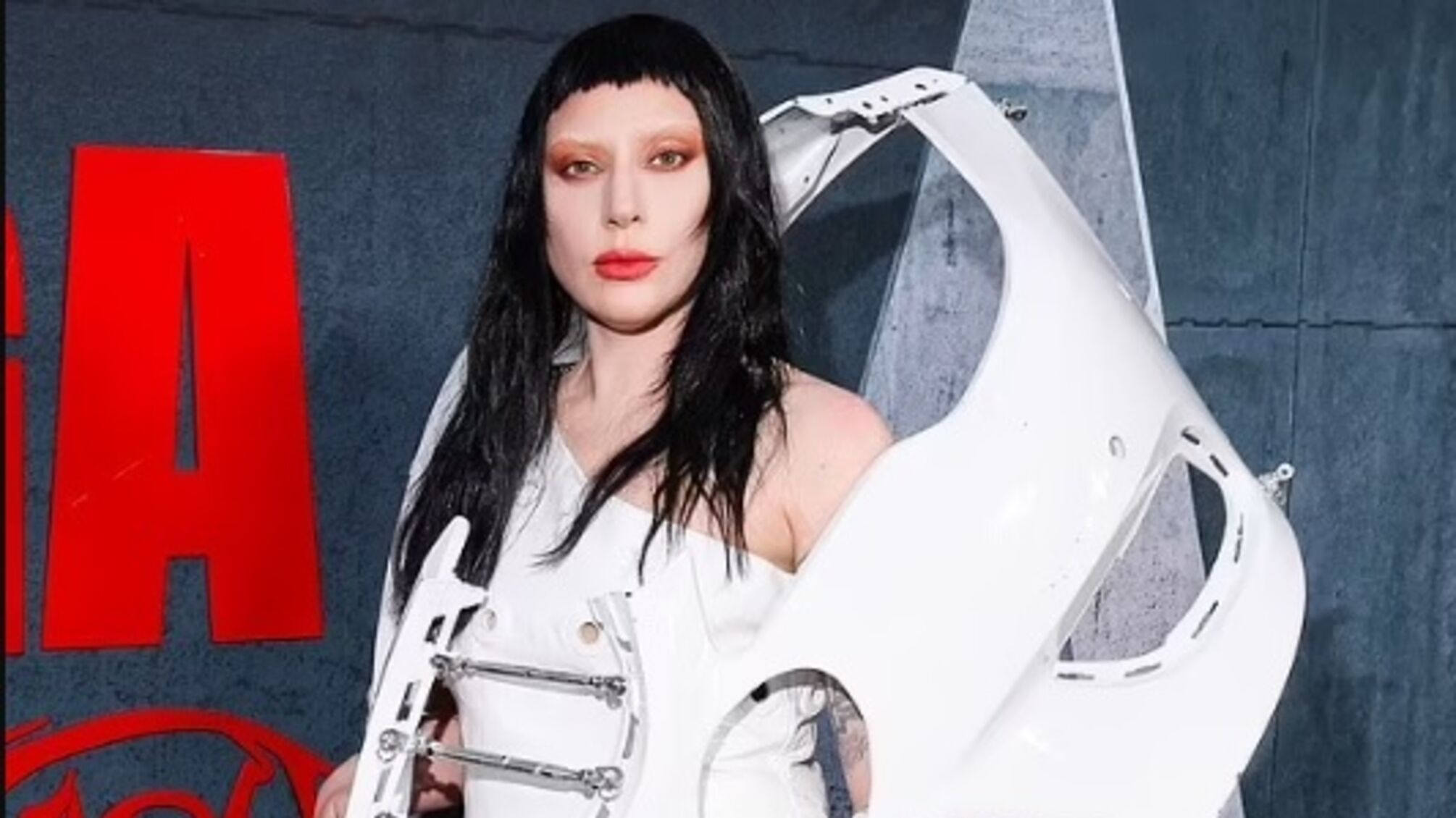 Леди Гага показала возможный животик и кольцо