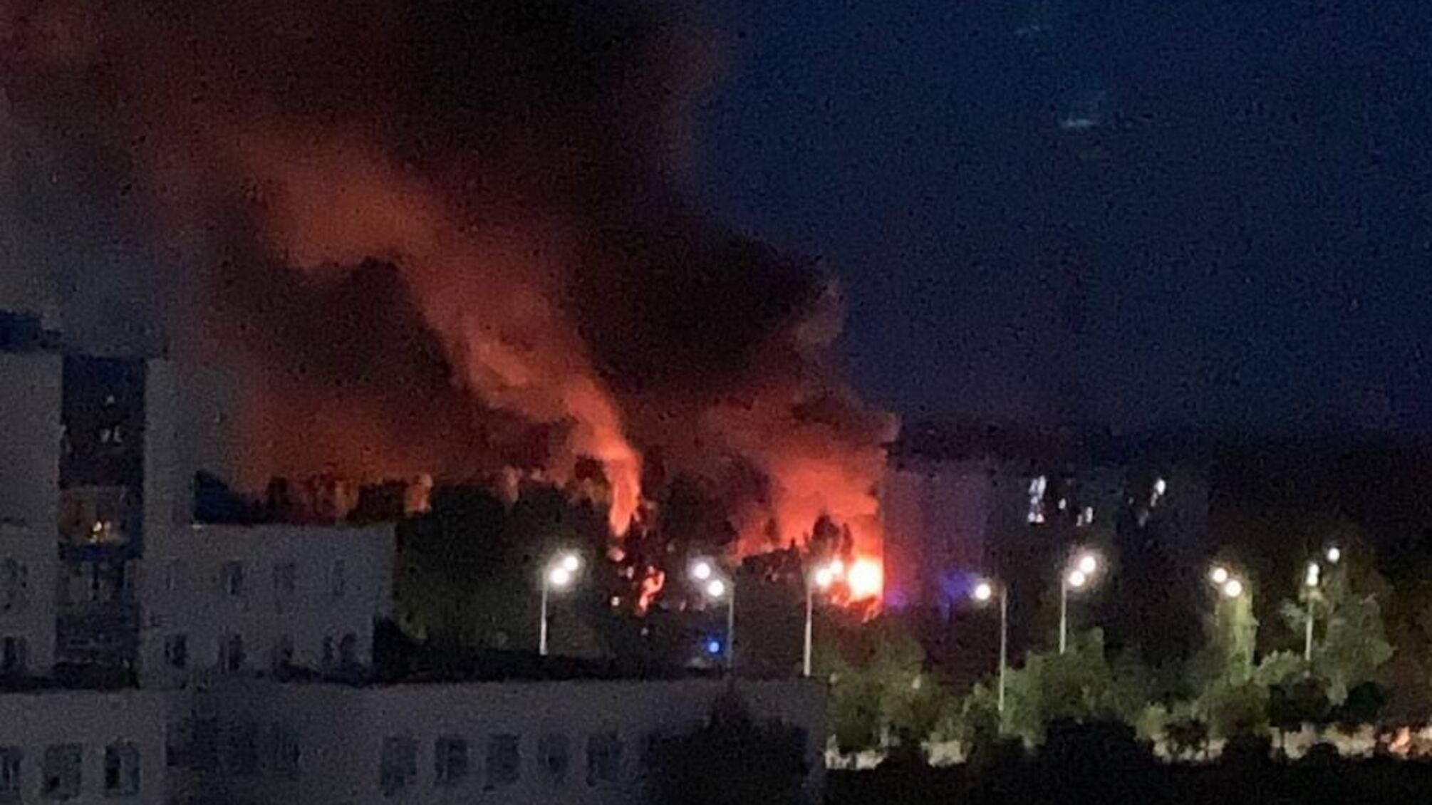 Масштабный пожар: спасатели потушили огонь на площади 2000 м²