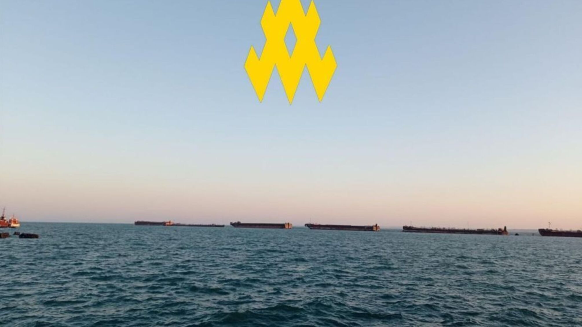 Партизани зафіксували перекидання додаткових укріплень (старих барж) в районі Керчі