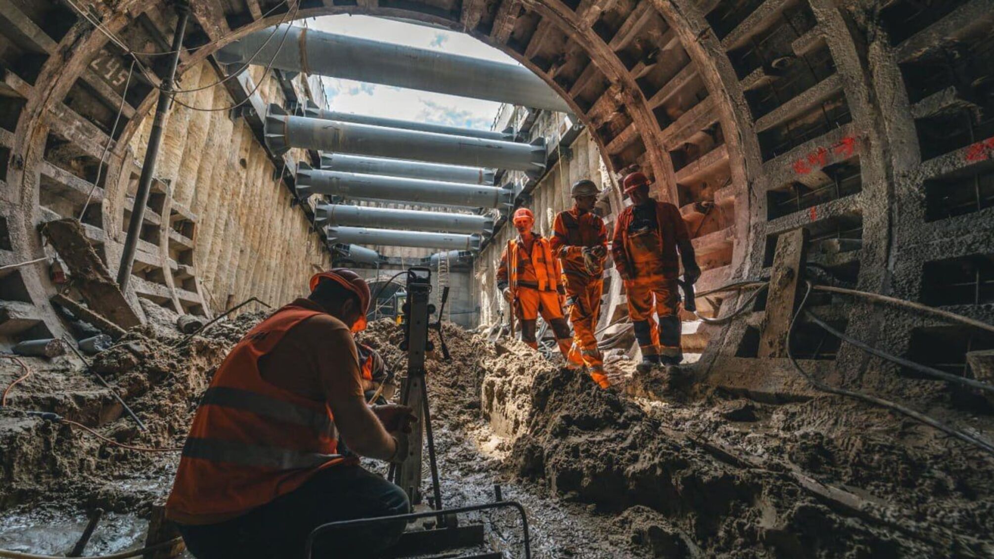Аварийный участок киевского метро между 'Демеевской' и 'Лыбидской' начали укреплять бетоном