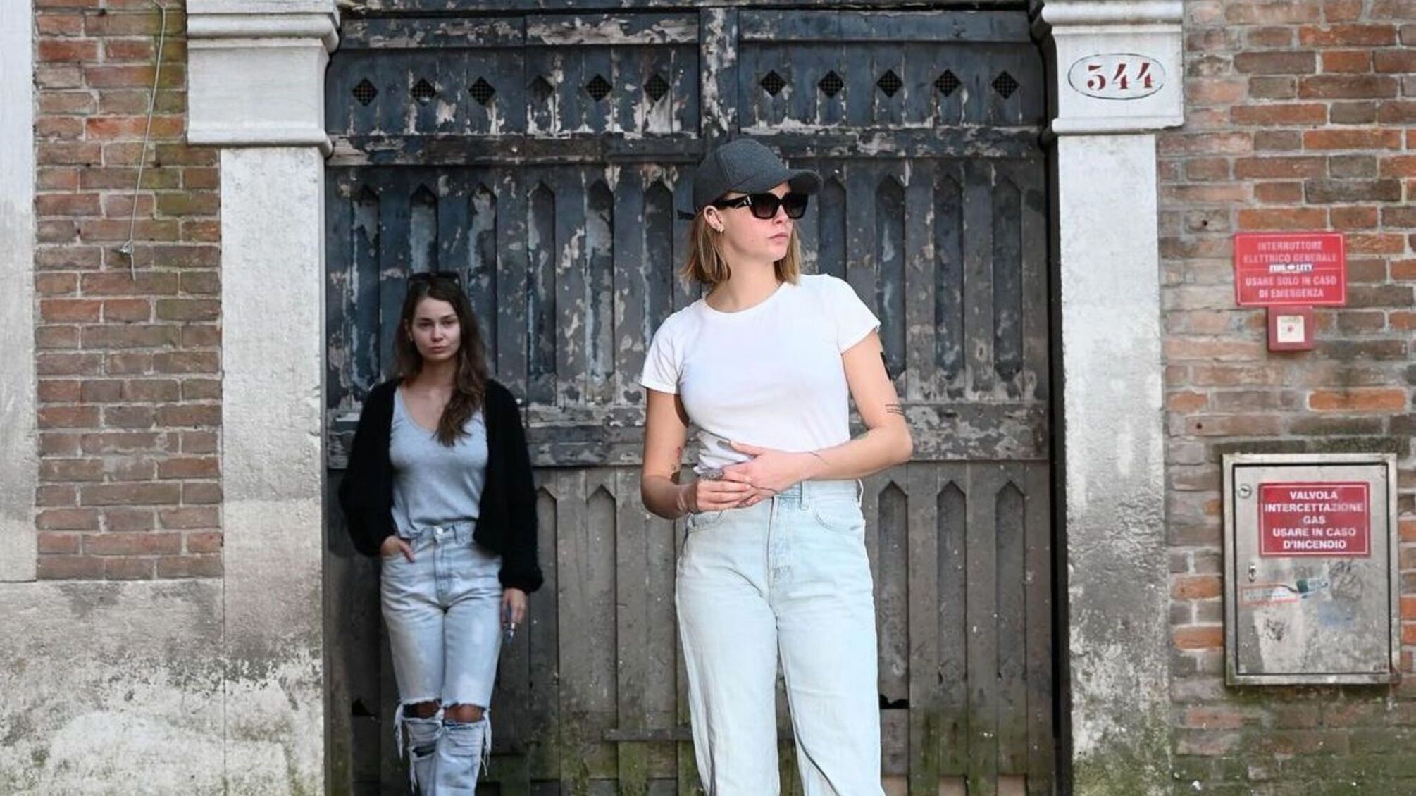 Актриса Кара Делевинь показала подборку романтических фото со своей девушкой