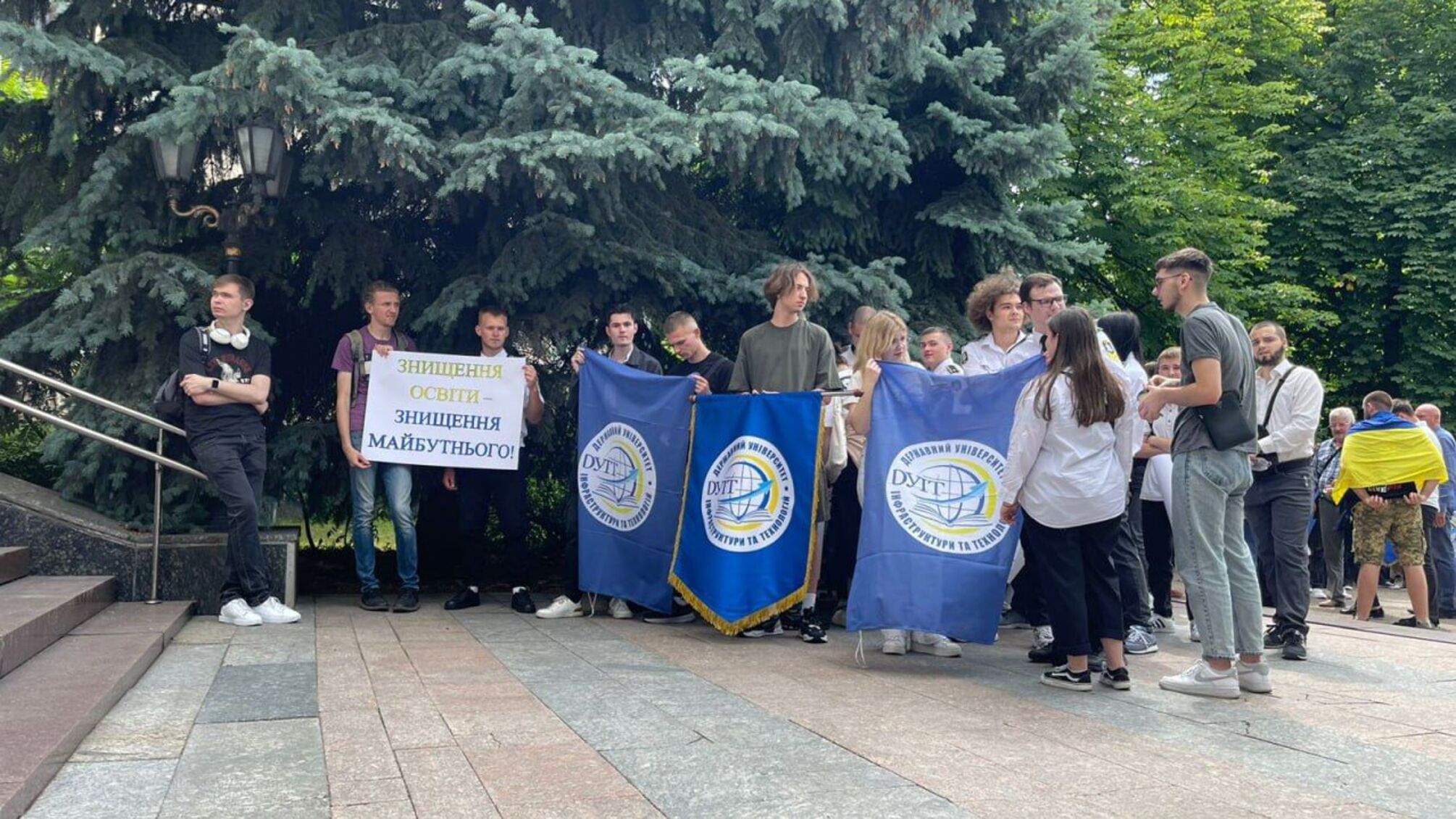 'Руки прочь от ДУИТ': студенты и преподаватели - против кулуарного решения МОН о реорганизации вуза (фото)