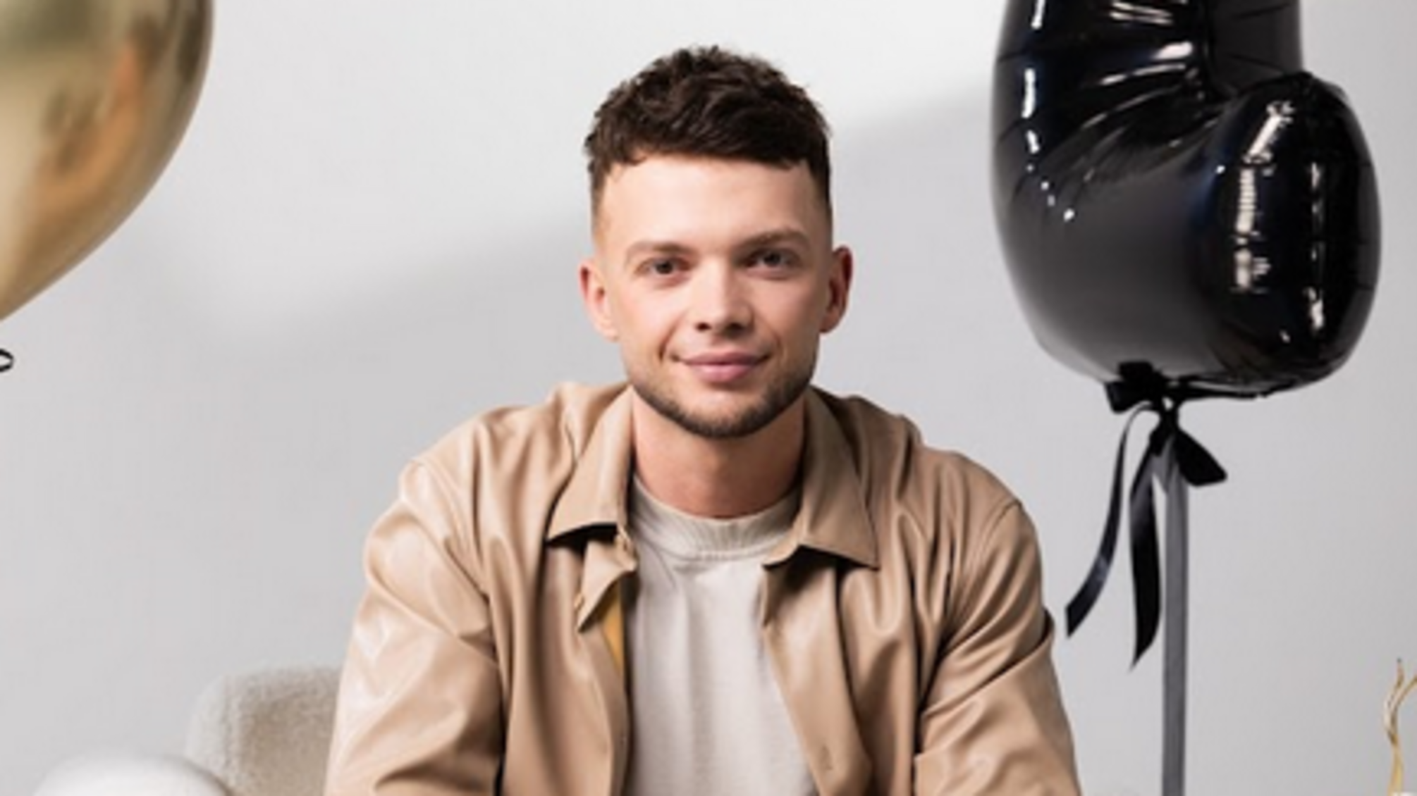 Переможець 'Голосу країни' Сергій Лазановський вітає усіх з днем народження новим тематичним треком