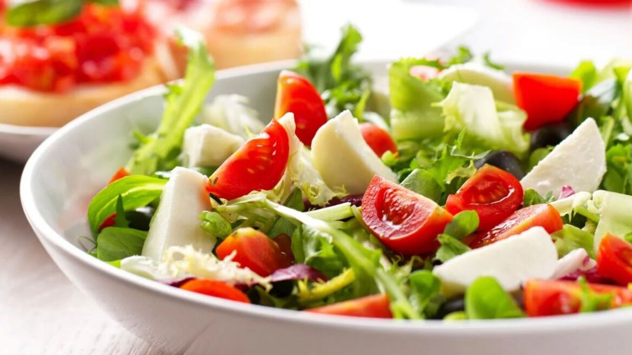 Легкий летний салат для жарких дней: рецепт от СК Лайф