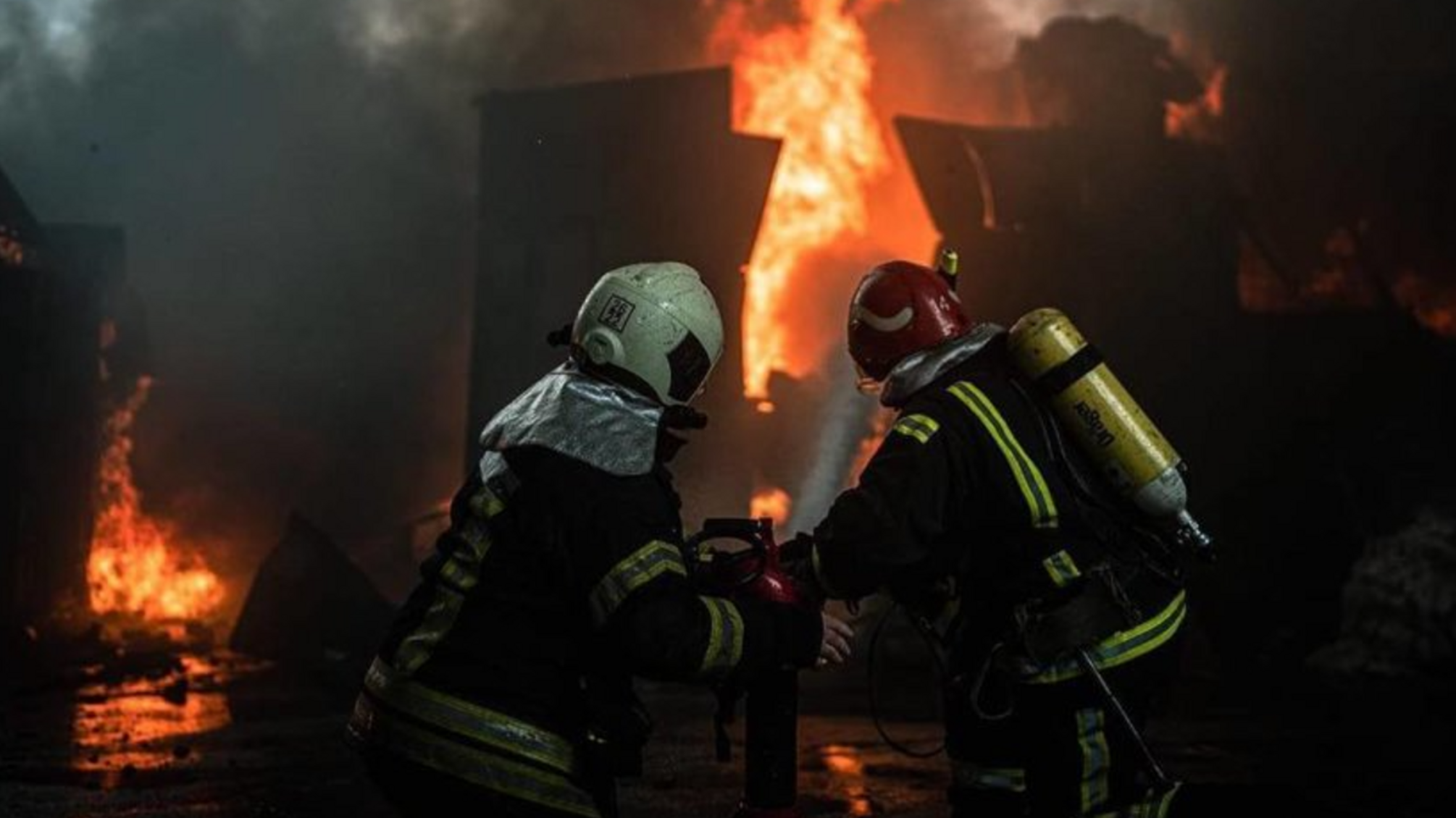 Вследствие ночной атаки на Киевщину горит промышленный объект