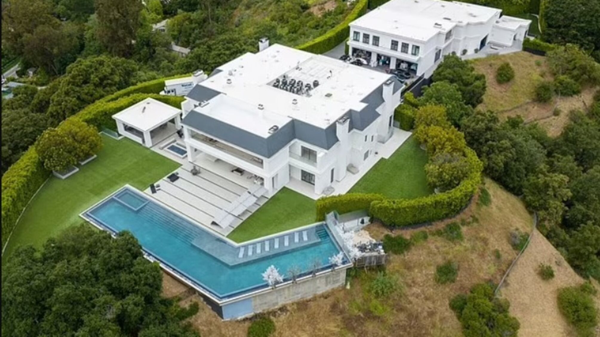 Дженніфер Лопес та Бен Аффлек продають будинок в Беверлі-Хіллз за $60 мільйонів