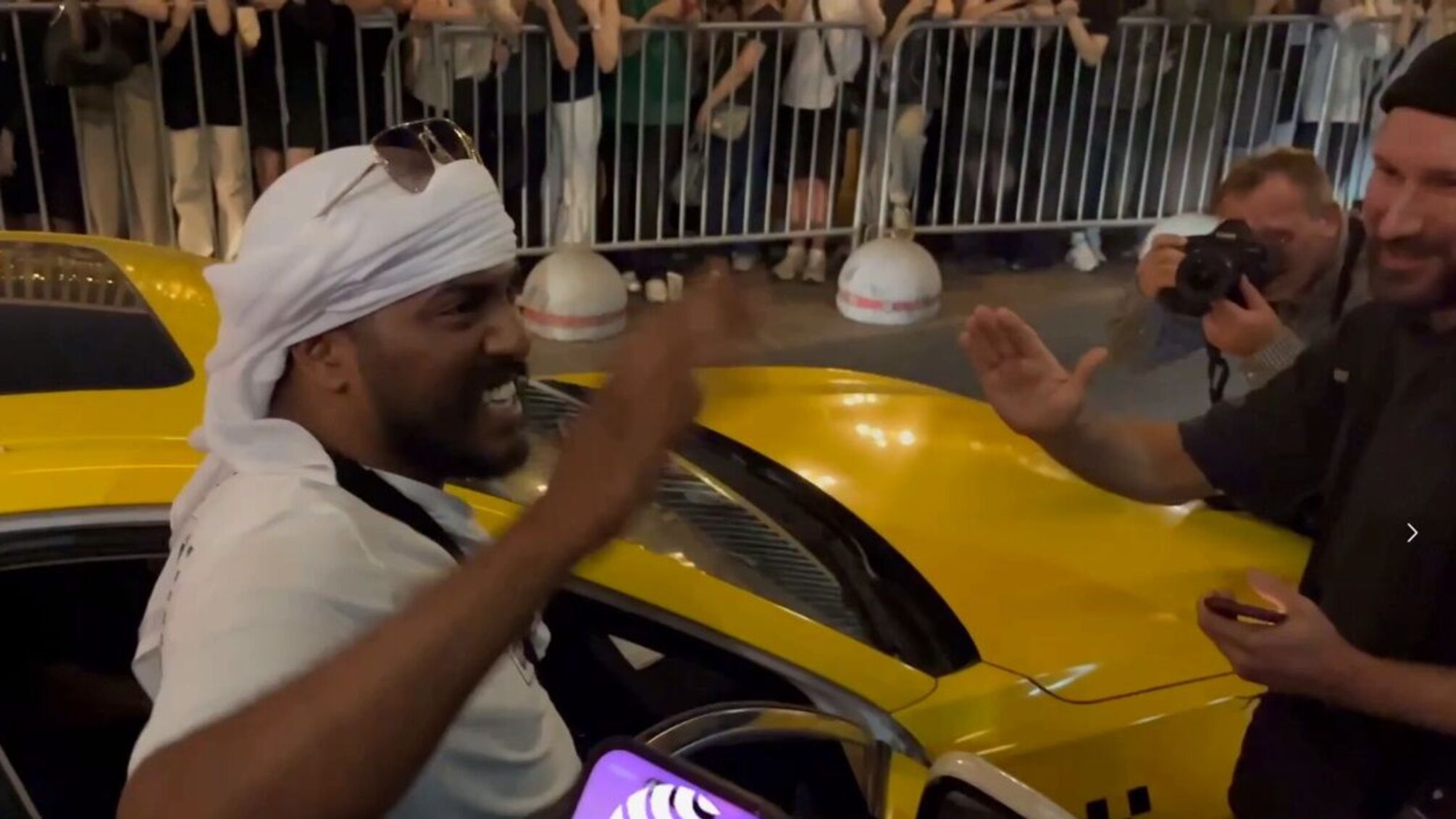 Толпа в Москве приняла неизвестного чернокожего по Канье Веста