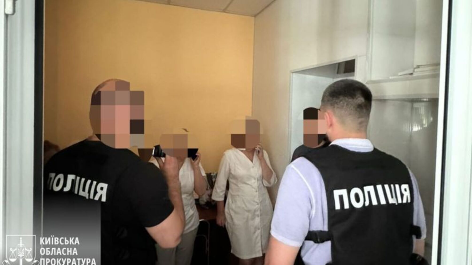 Брали взятки за положительные выводы по качеству продуктов: разоблачены служащие госпредприятия