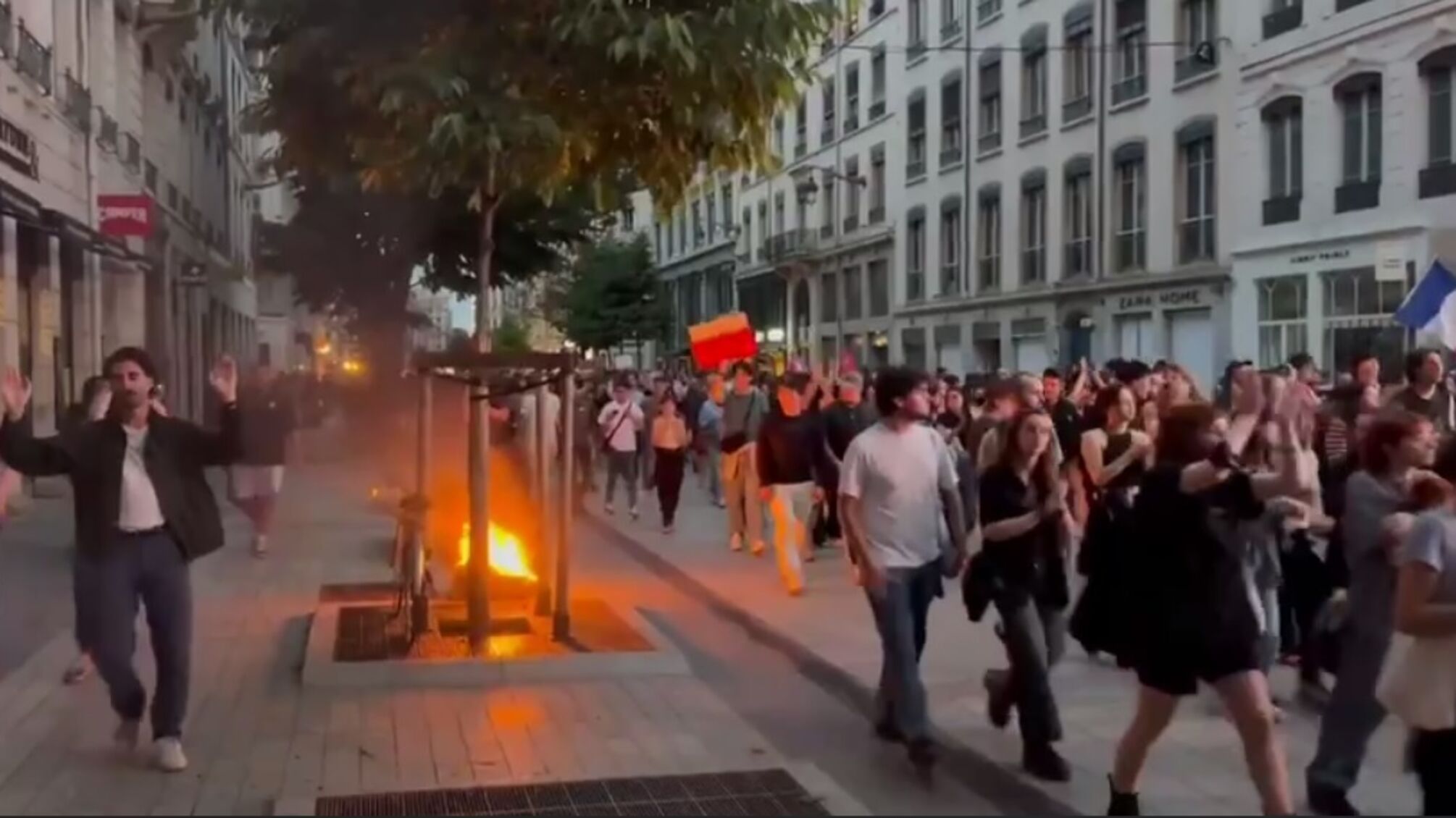 Массовые демонстрации во Франции против победы ультраправых на выборах