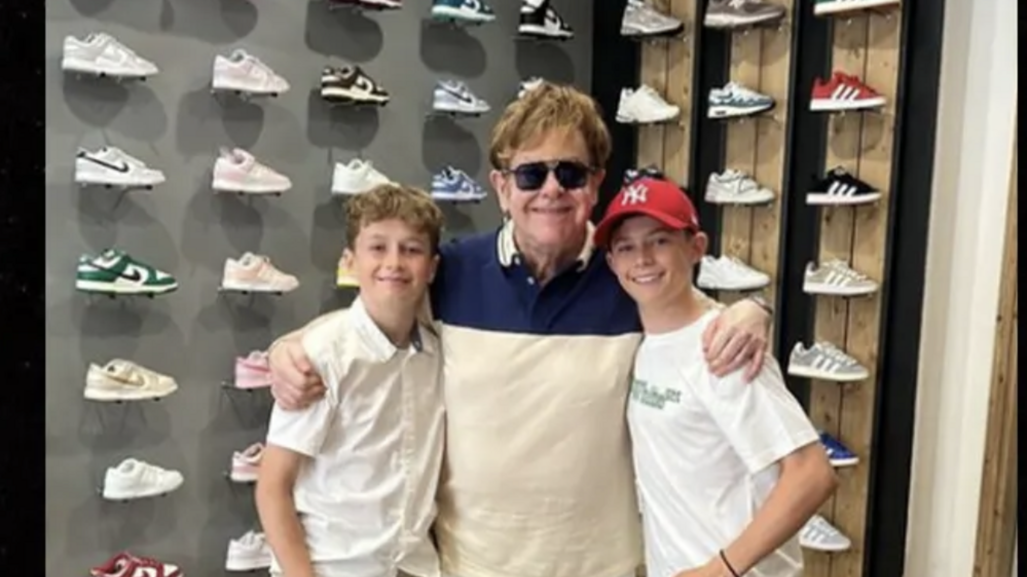 Звездный курьез: Элтон Джон не нашел туалет в обувном магазине, но не растерялся