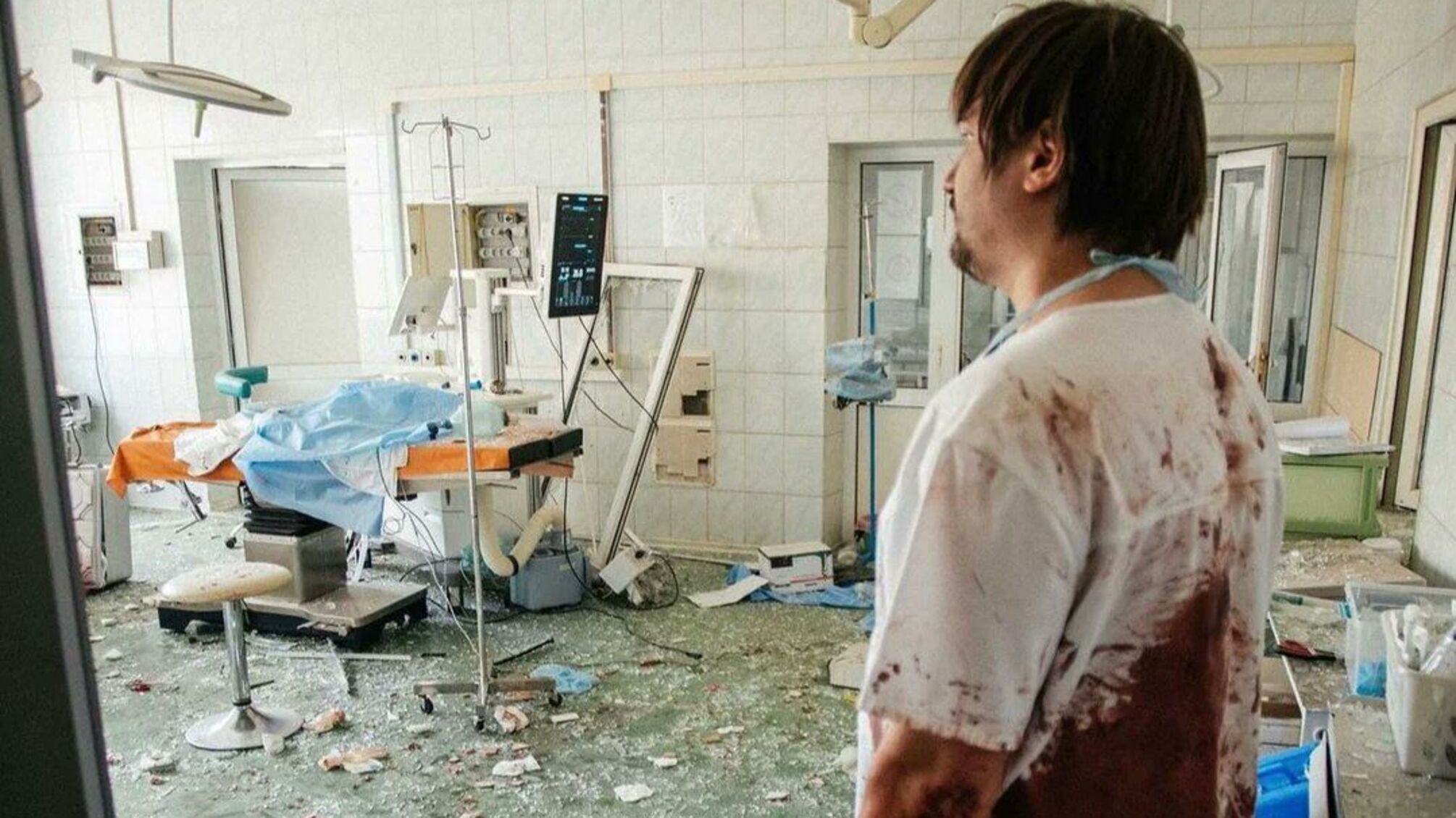 Весь у крові, але не здався: лікар Олег Голубченко продовжив операцію після ракетного удару