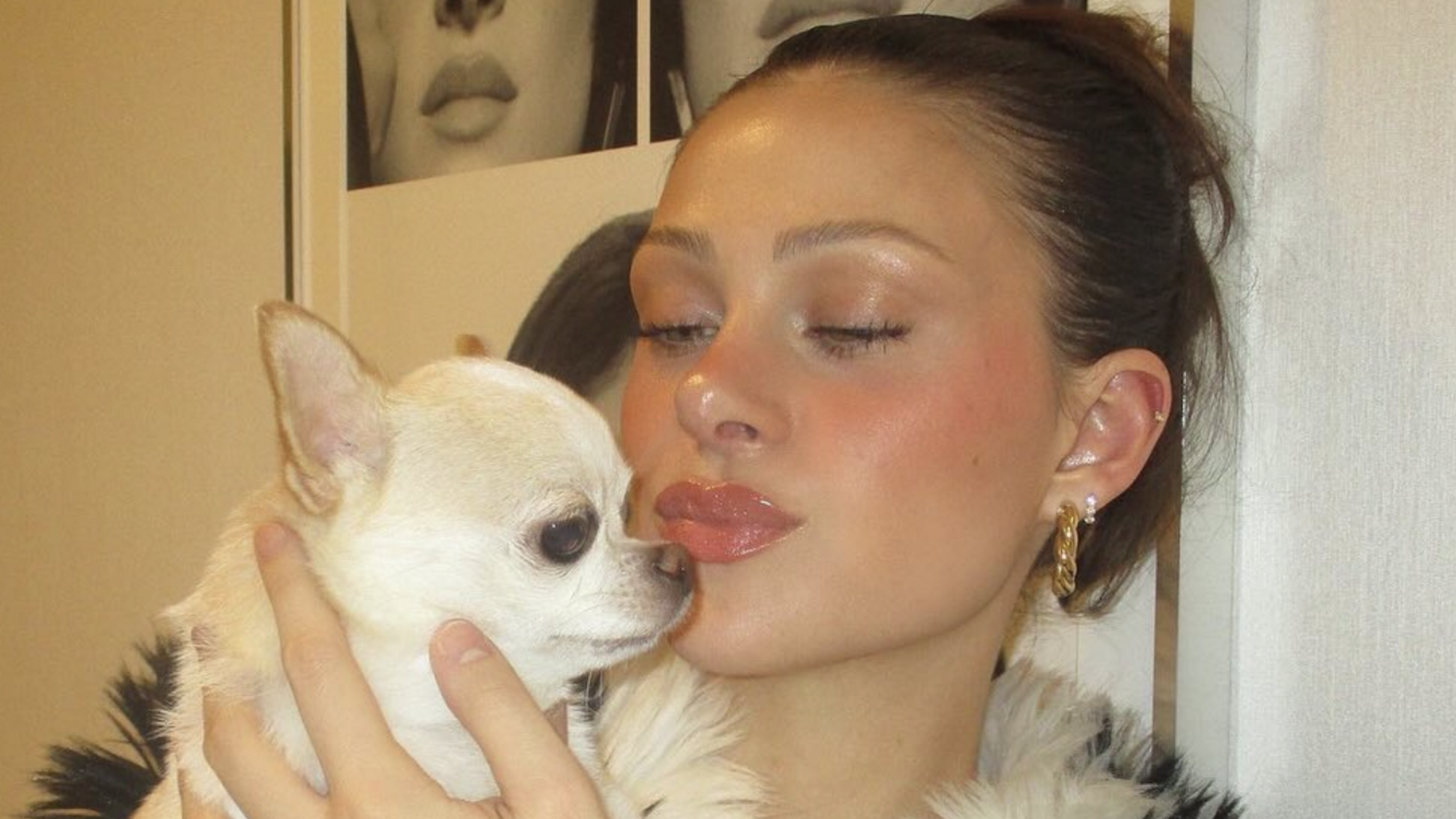 Нікола Пельтц зі своїм собакою