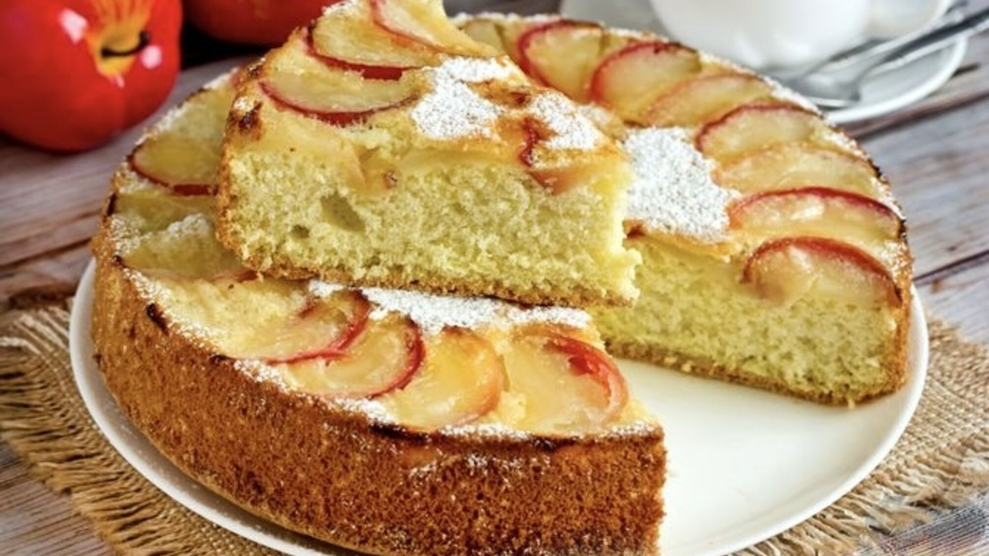 Классическая яблочная шарлотка: рецепт от СК Лайф
