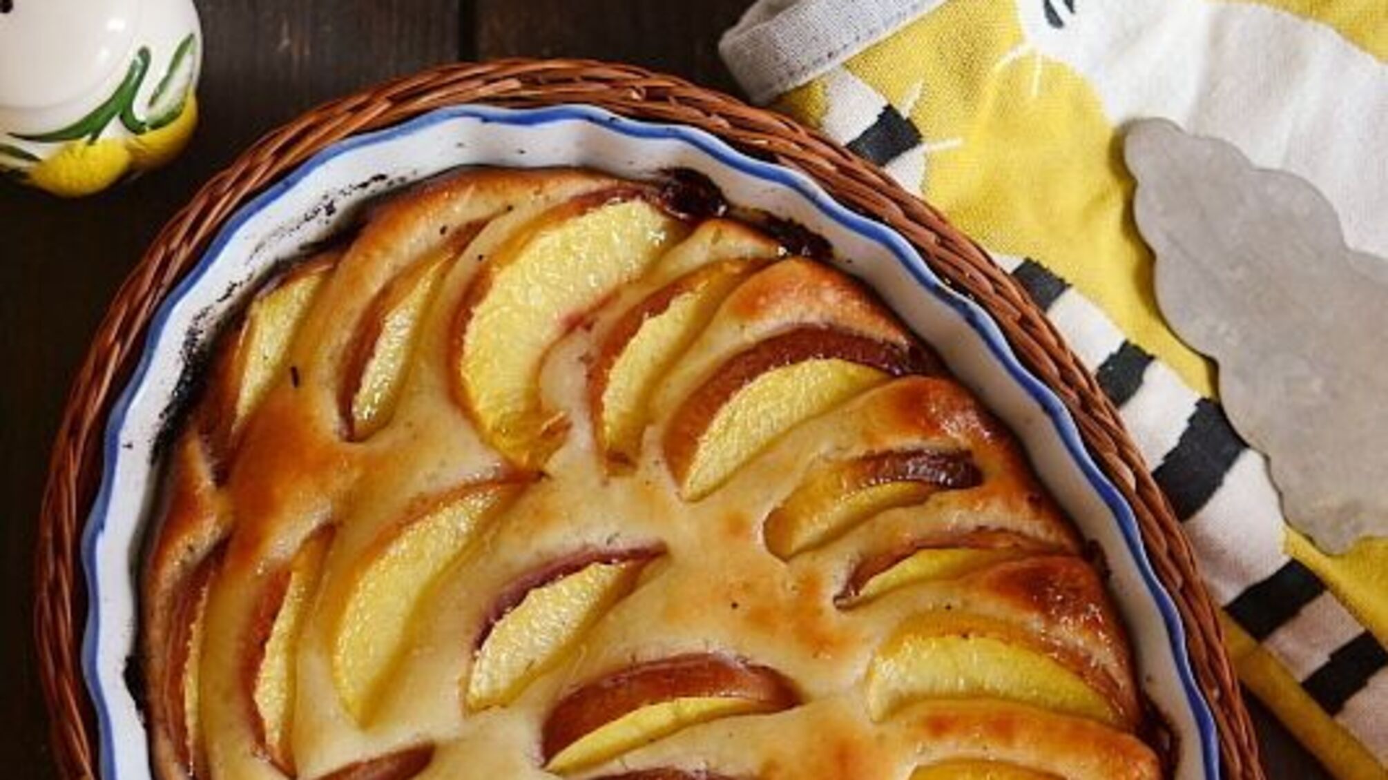 Летний десерт: домашний пирог с персиками