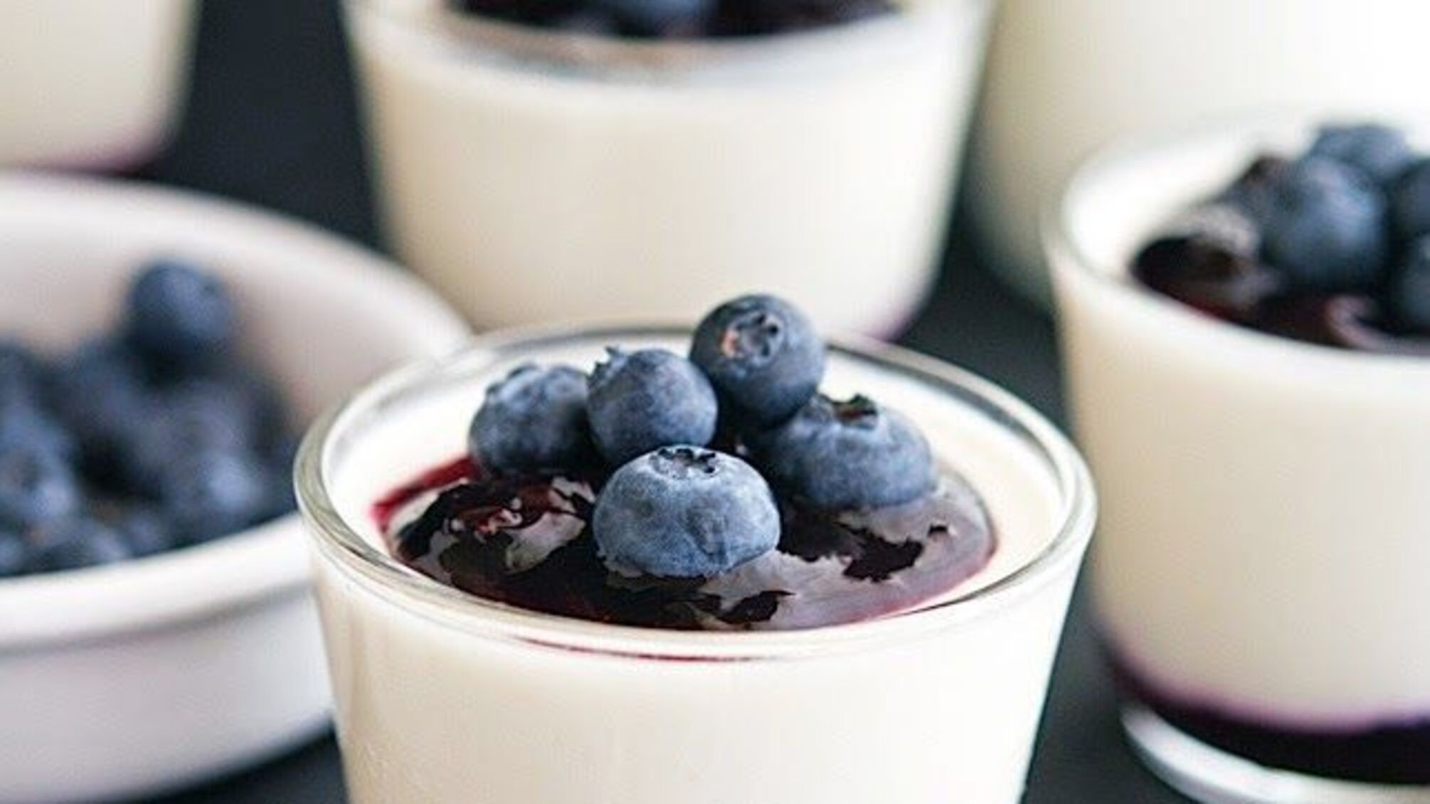 Изысканный десерт с черникой: легко и быстро