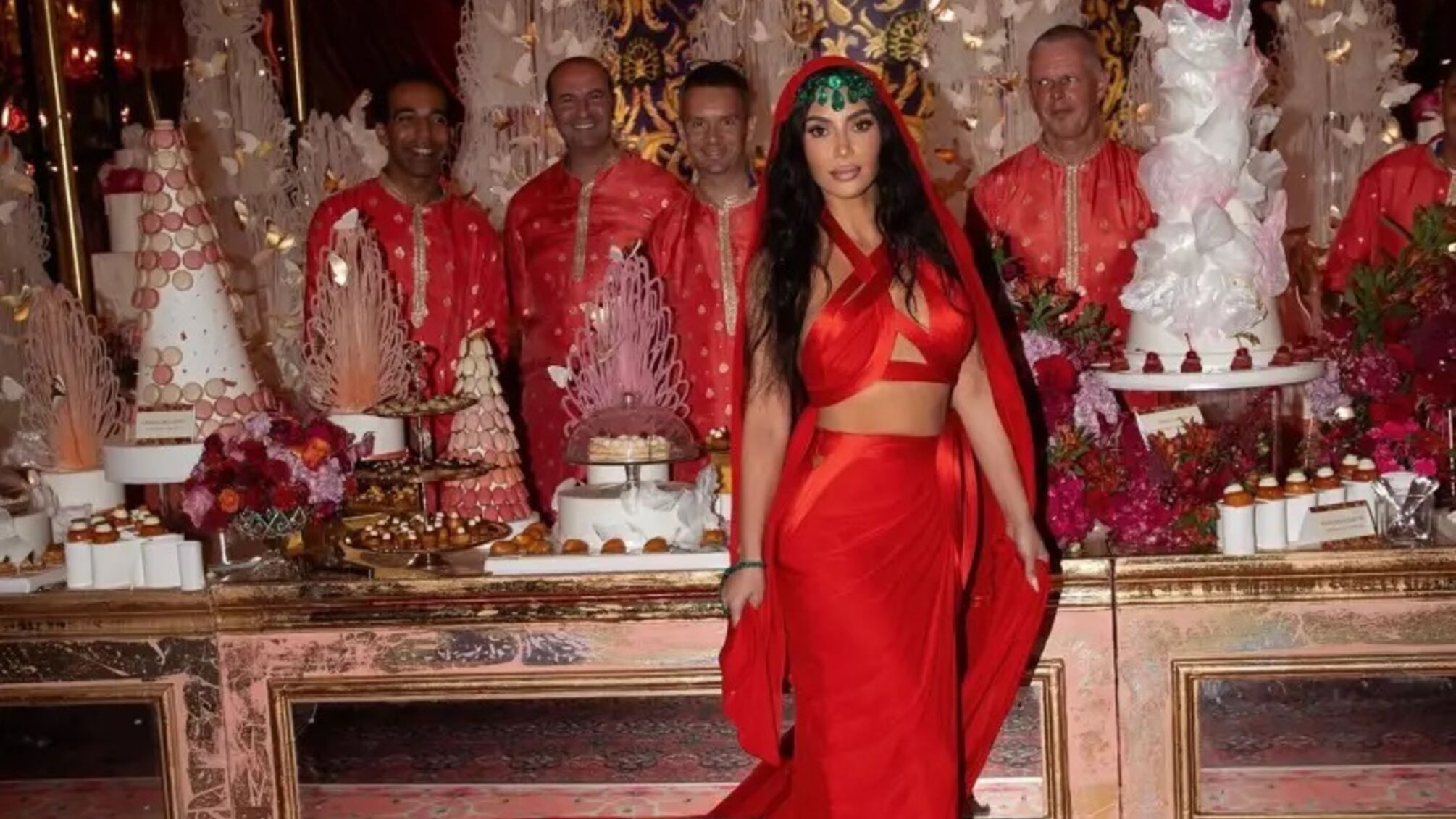 Ким Кардашьян вызвала волну возмущения за выбор красного наряда на индийской свадьбе