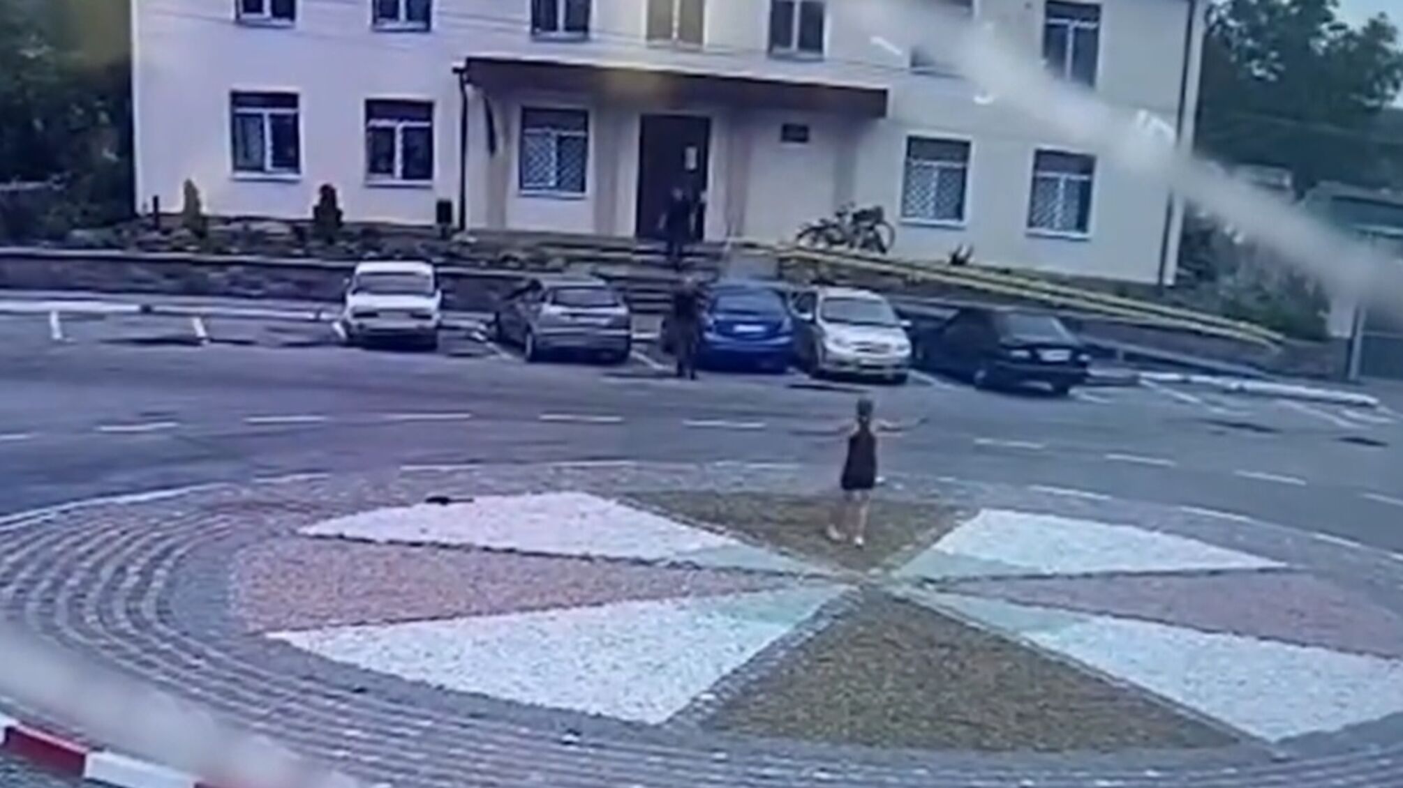 Жінка намагалася вчинити самогубство біля приміщення суду