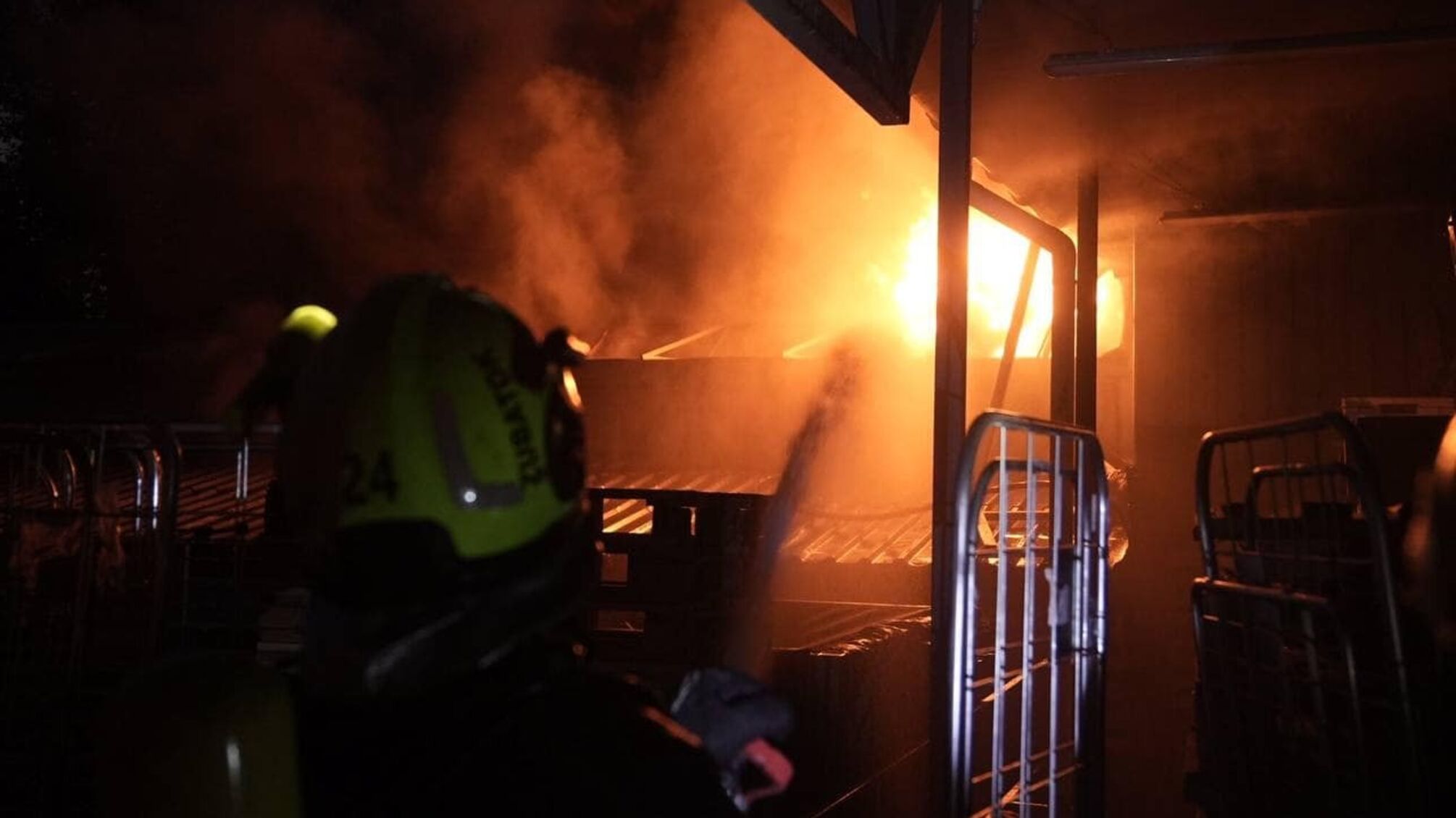 У Дарницькому районі ліквідовано потужну пожежу в супермаркеті