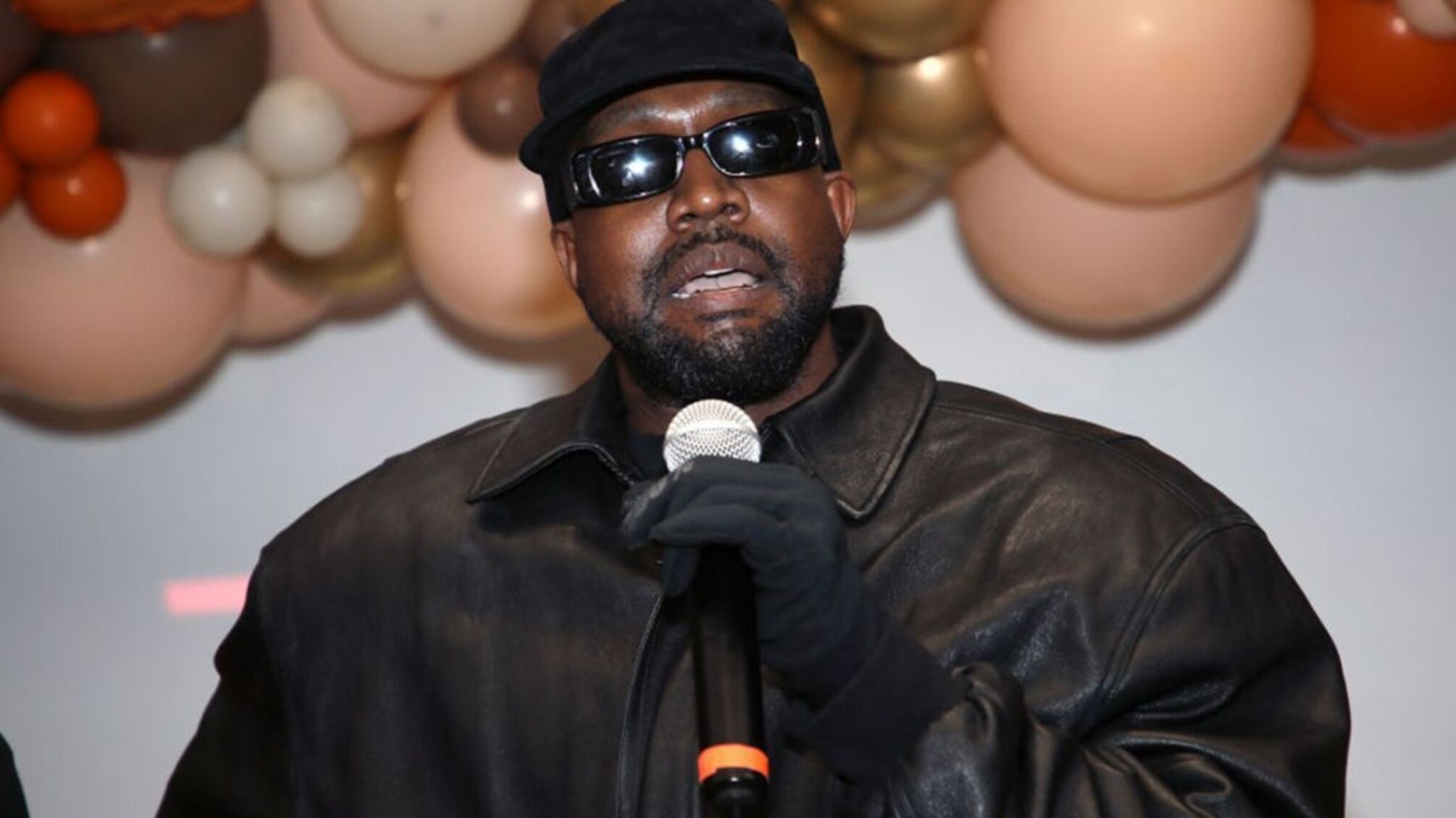 Канье Уэст под прицелом по требованию активистов запретить ему въезд в Россию