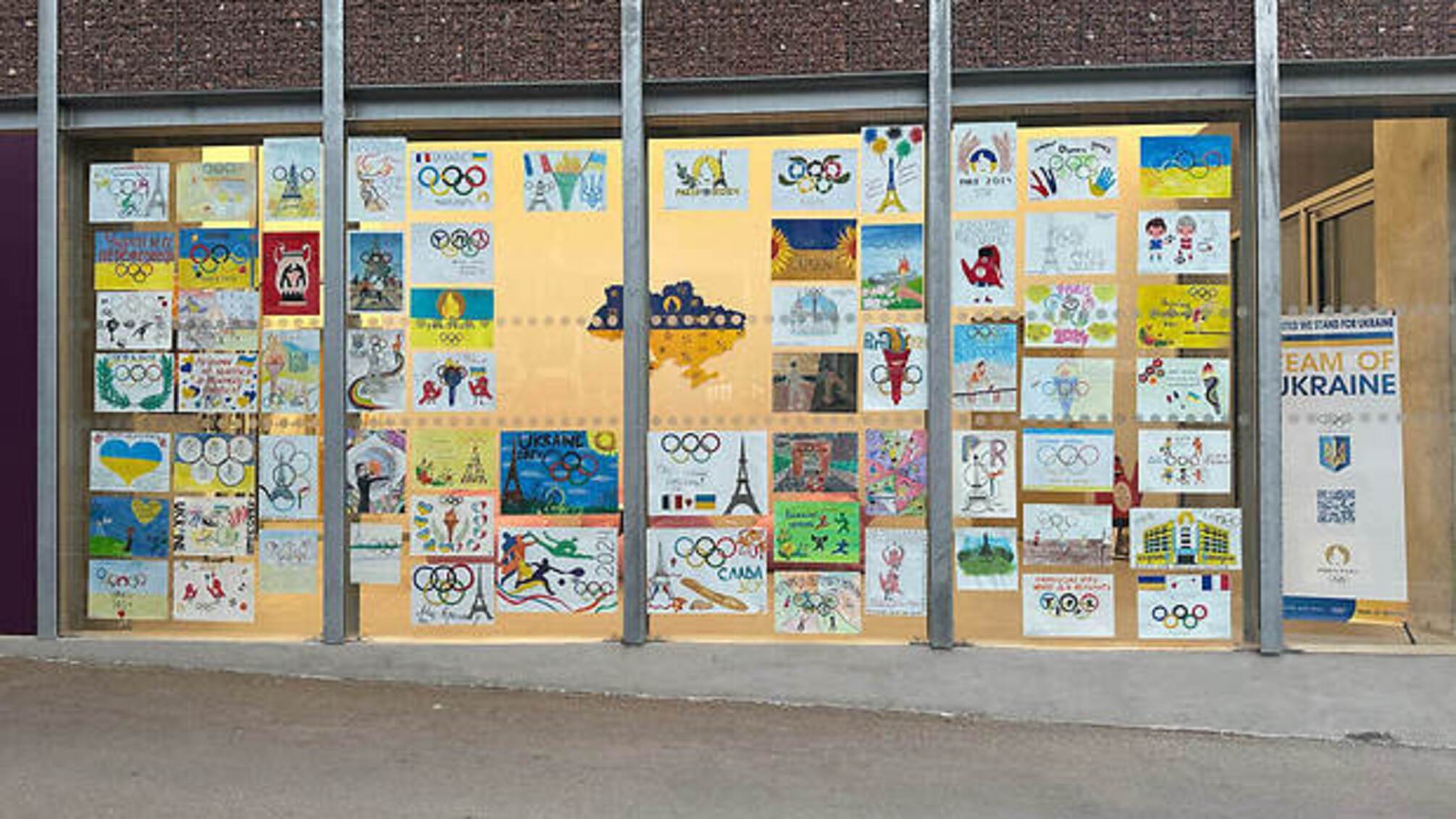 Здание в Париже, где будут жить украинские олимпийцы, украсили рисунками детей