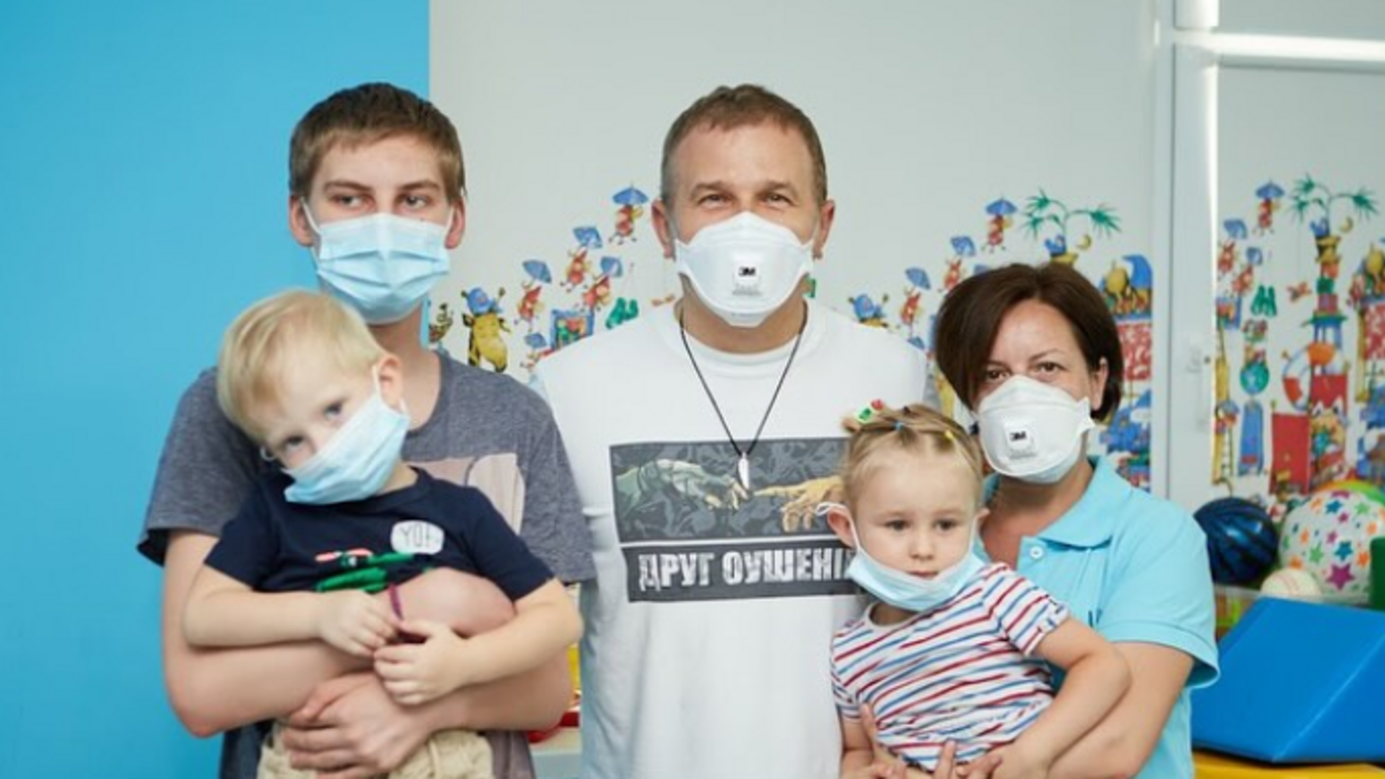 Ведучий Горбунов приїхав до дітей, що проходять лікування у тубдиспансері в Дніпрі 