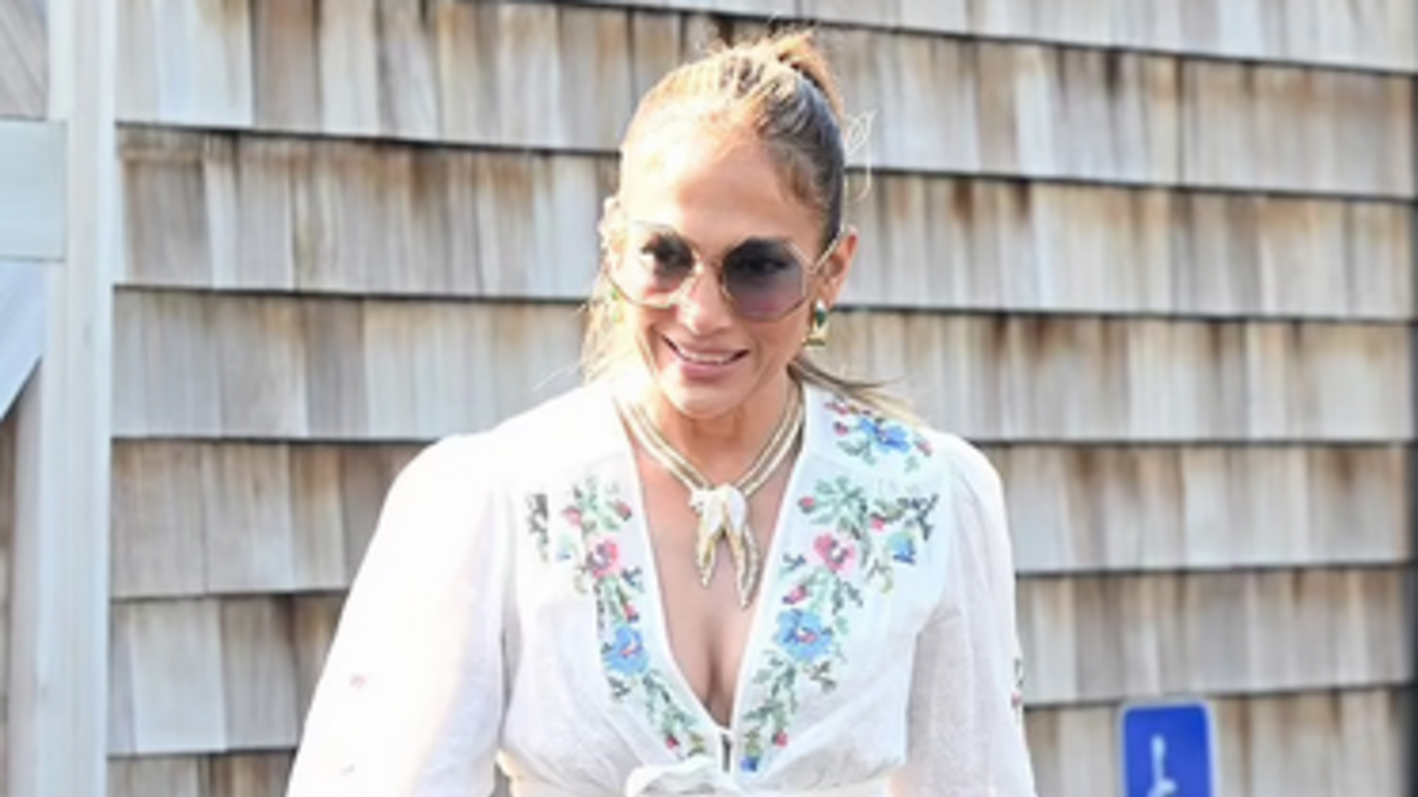 Дженнифер Лопес в мини-комбинезоне начала празднование дня рождения без Бена Аффлека