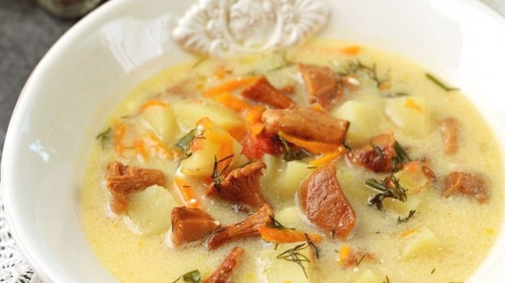 Літній суп з лисичками у вершковому соусі