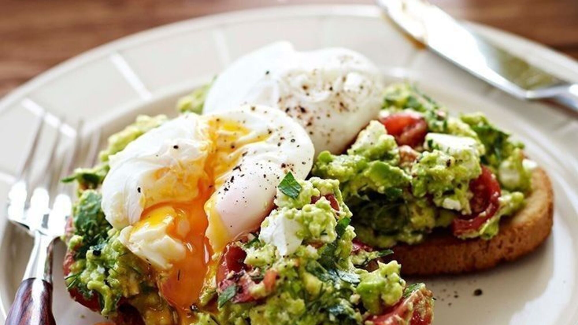 Легкий рецепт тоста с авокадо и яйцом.