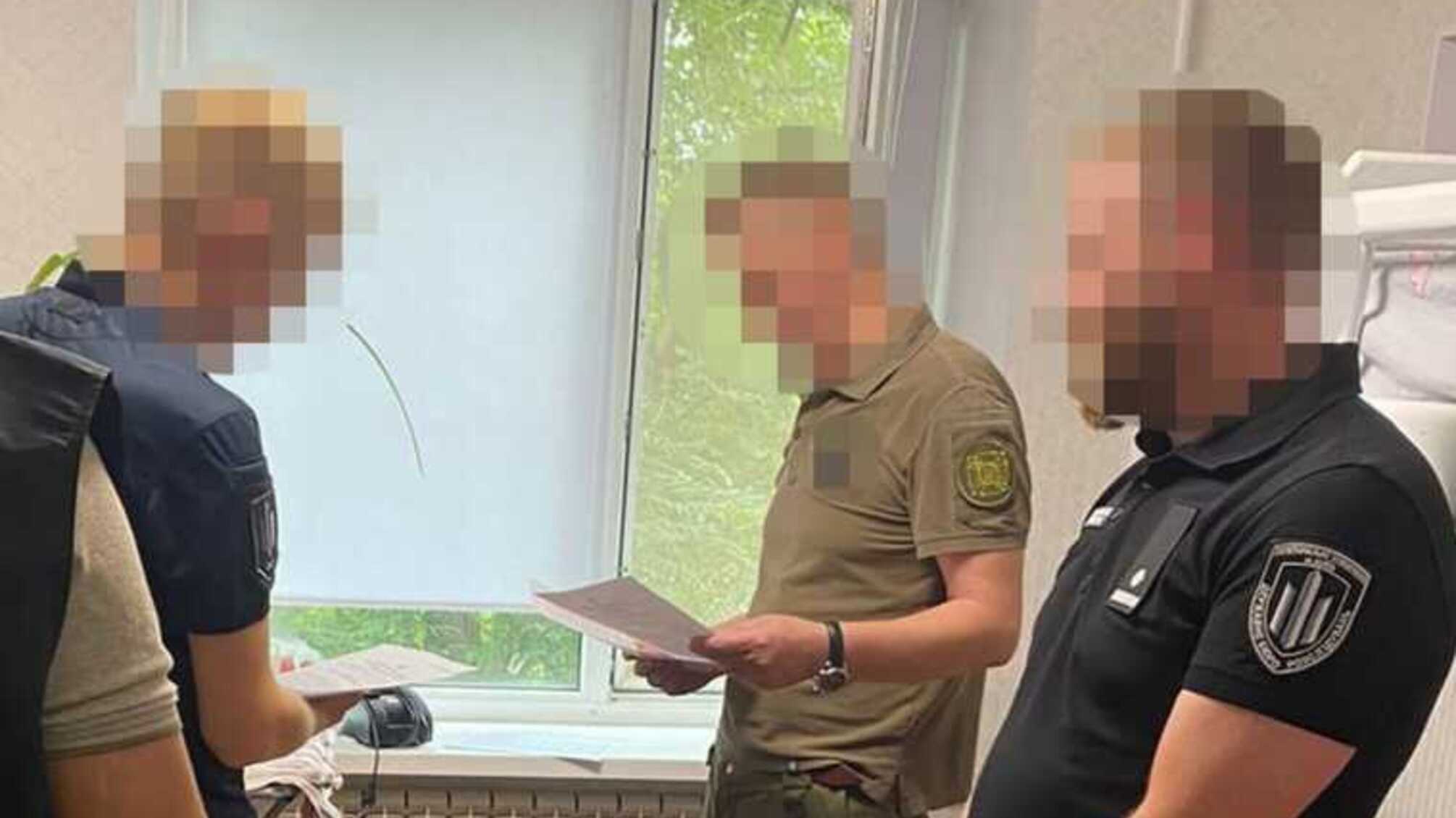 Повідомлено про підозру начальнику колонії ( в зеленому)